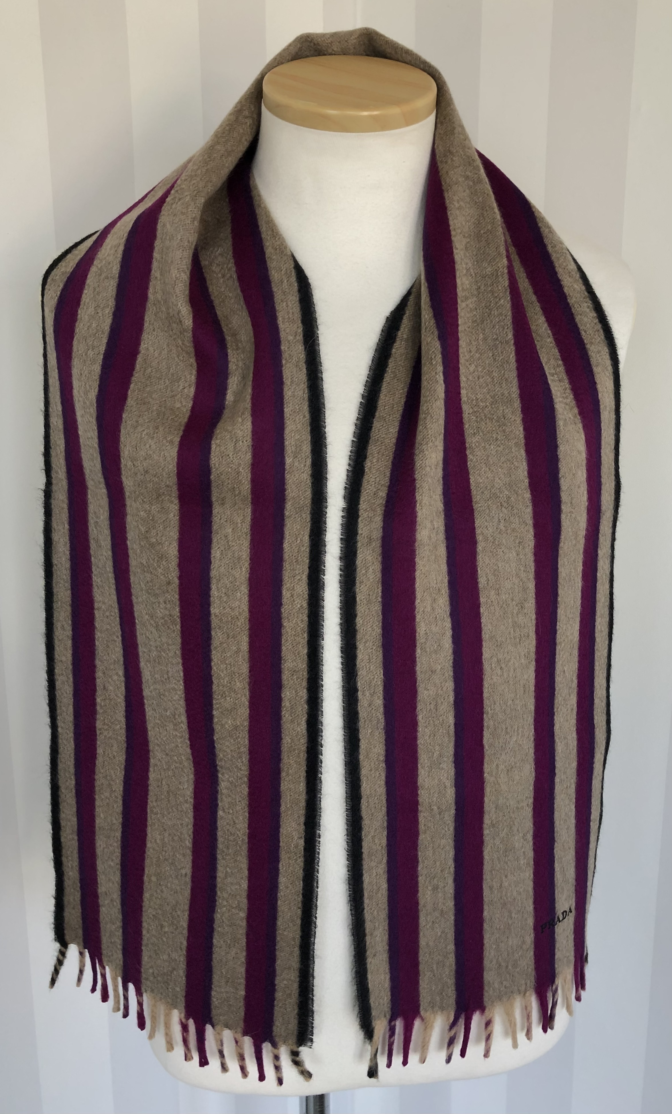 PRADAロゴ刺繍入 カシミア100%マフラー (ストライプ柄) 国内即発
