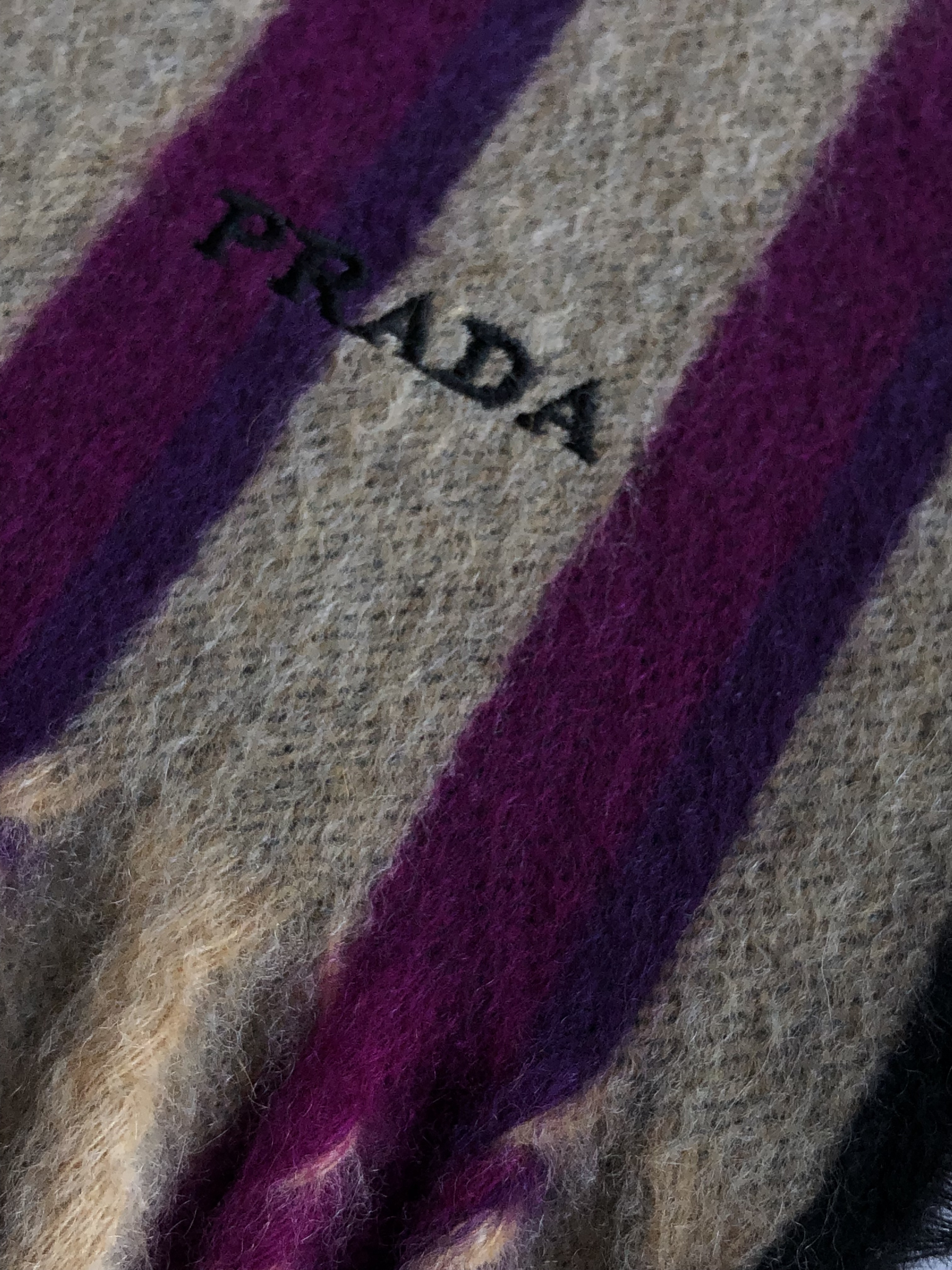 PRADAロゴ刺繍入 カシミア100%マフラー (ストライプ柄) 国内即発