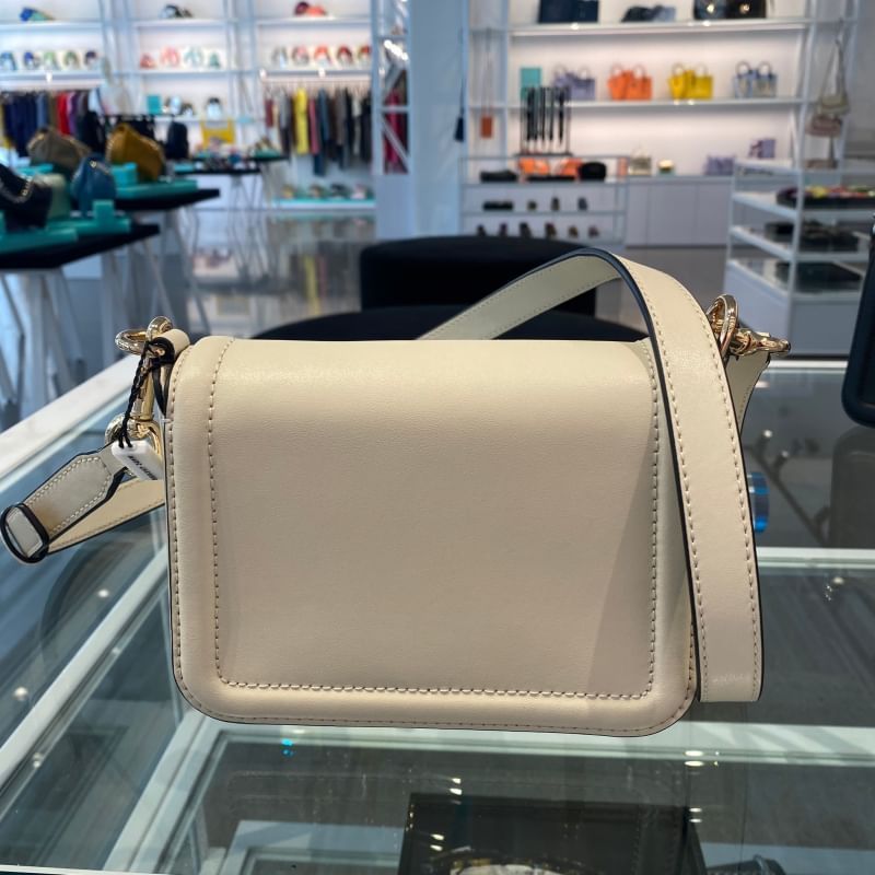 Marc Jacobs シグネット レザー ロゴ フラップ ショルダーバッグ Marc Jacobs シグネット レザー ロゴ フラップ ショルダーバッグ