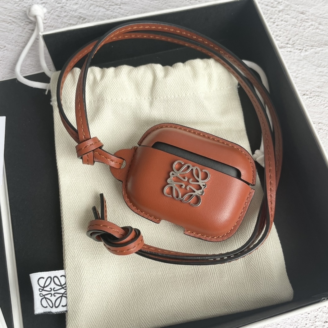 美品✨ロエベ カードケース ストラップ付 アナグラム エンボス加工