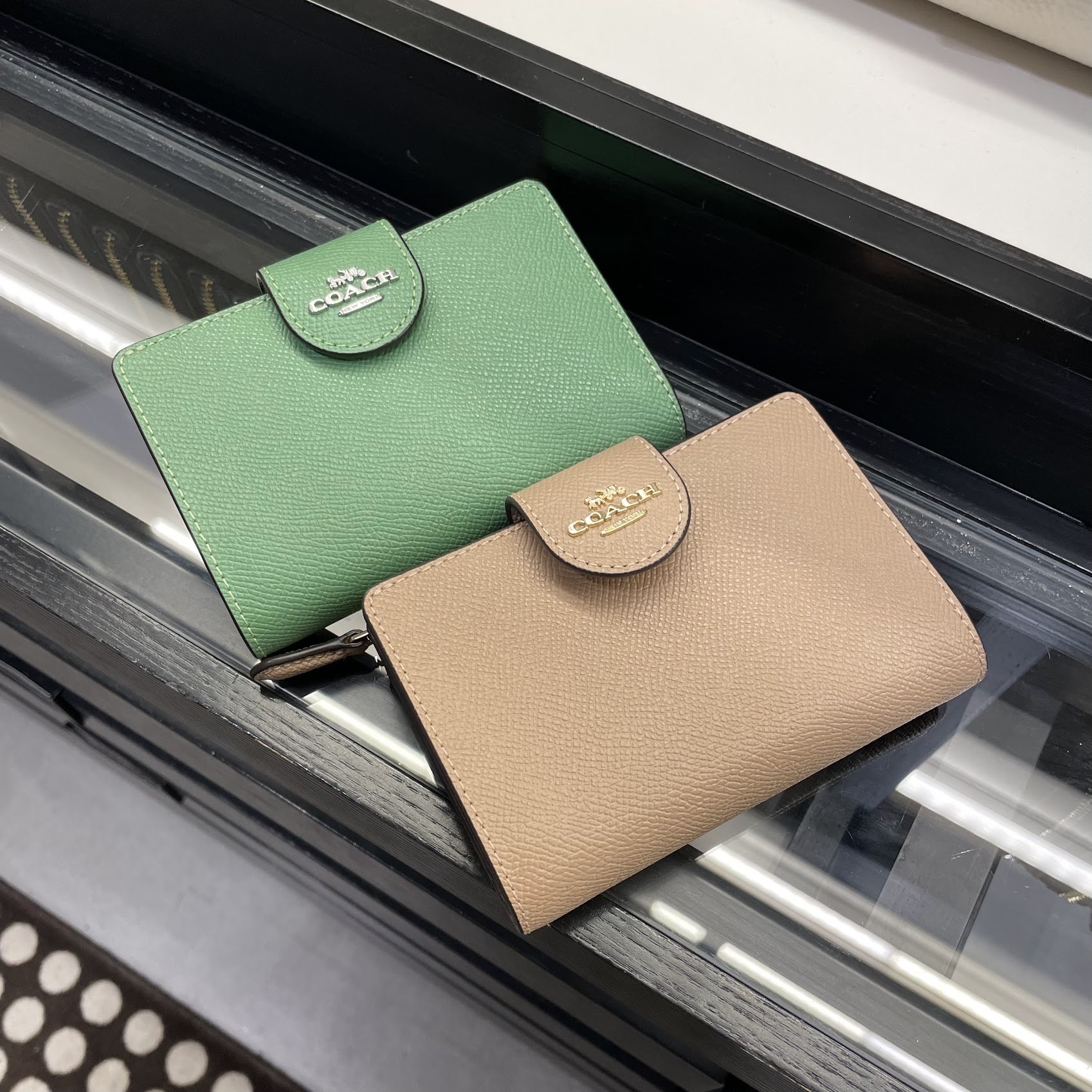 COACH ミディアム 二つ折り財布◆コーナー ジップ 6390