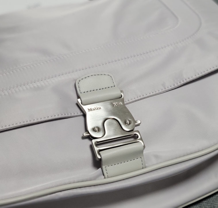 ☆MATIN KIM☆ BIG BUCKLE BAG 男女兼用 ショルダーバッグ ☆MATIN KIM☆ BIG BUCKLE BAG 男女兼用 韓国 ショルダーバッグ