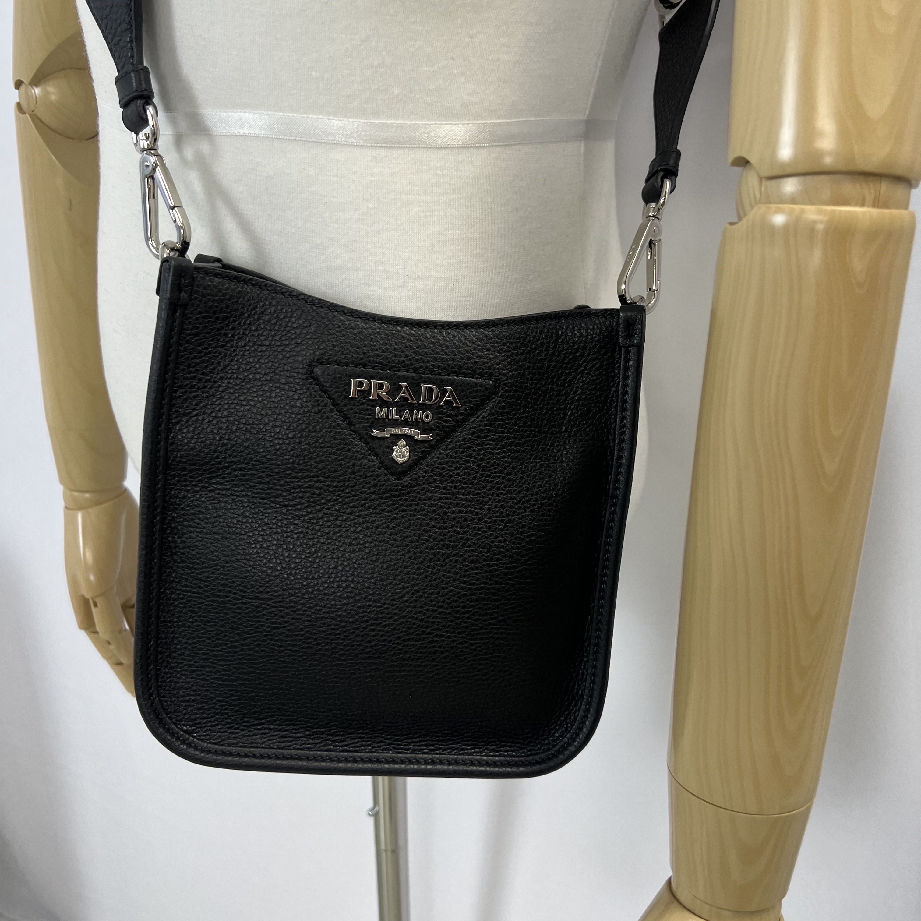 【PRADA】ジップ付きスモールショルダーバッグ☆SALE中 ☆送料・関税込☆PRADA☆レザー mini shoulder bag☆正規品