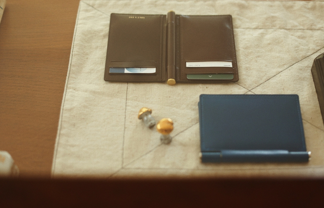 《韓国 TOUT Y EST》PORTE CARTES PAUMELLE BLACK / BROWN 人気