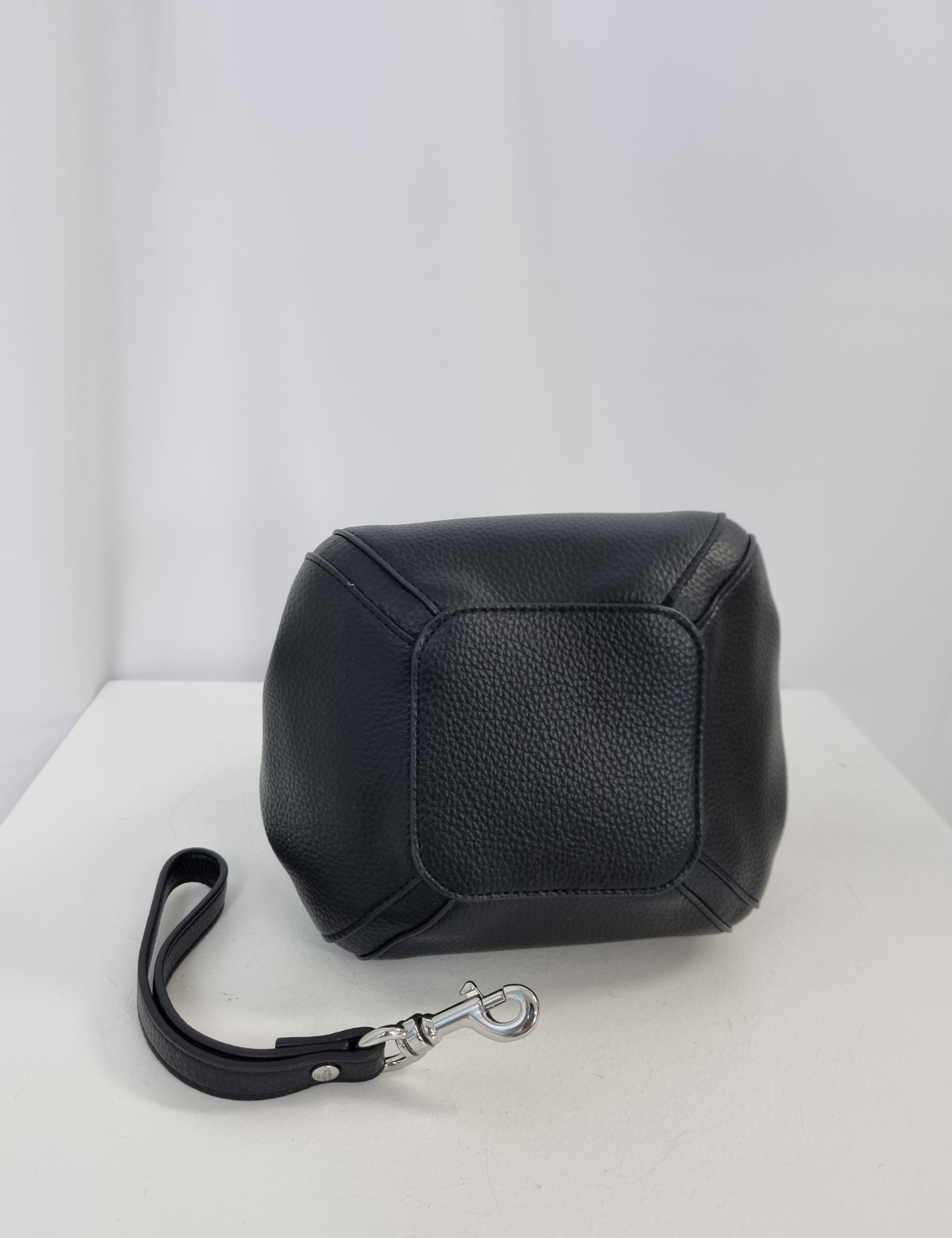 ★送料・関税込★Vivienne Westwood★SMALL BUCKET BAG★バッグ ☆送料・関税込☆Vivienne Westwood☆SMALL BUCKET BAG☆バッグ
