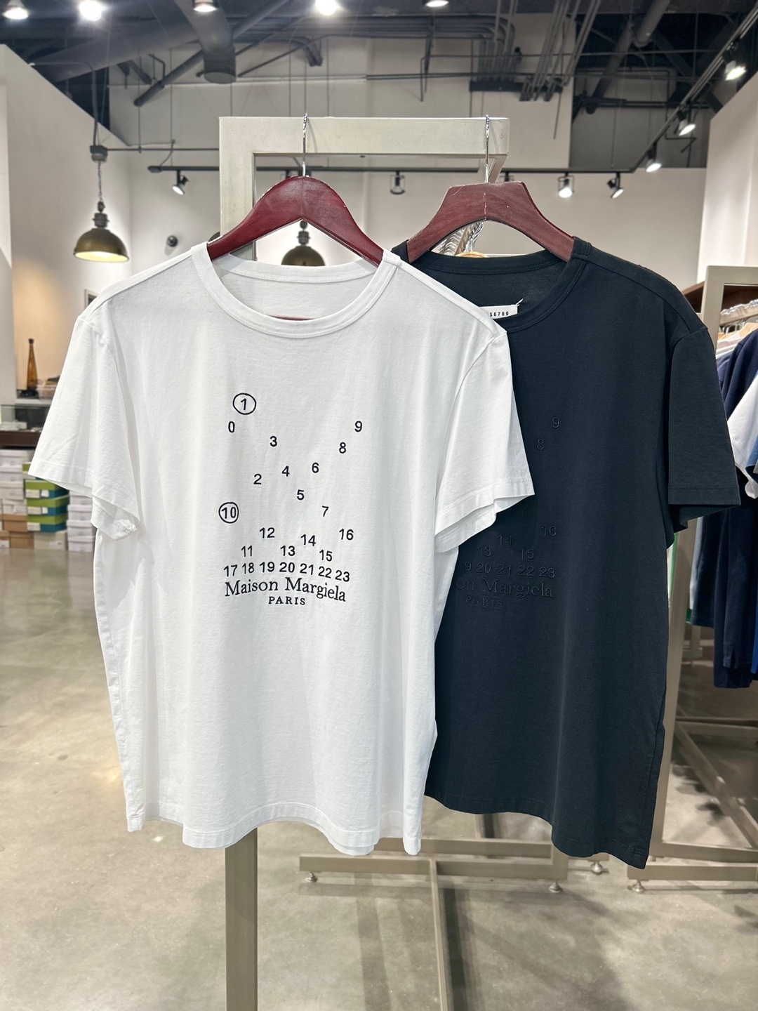 MAISON MARGIELA｜ナンバーズ ロゴ グラフィック Tシャツ