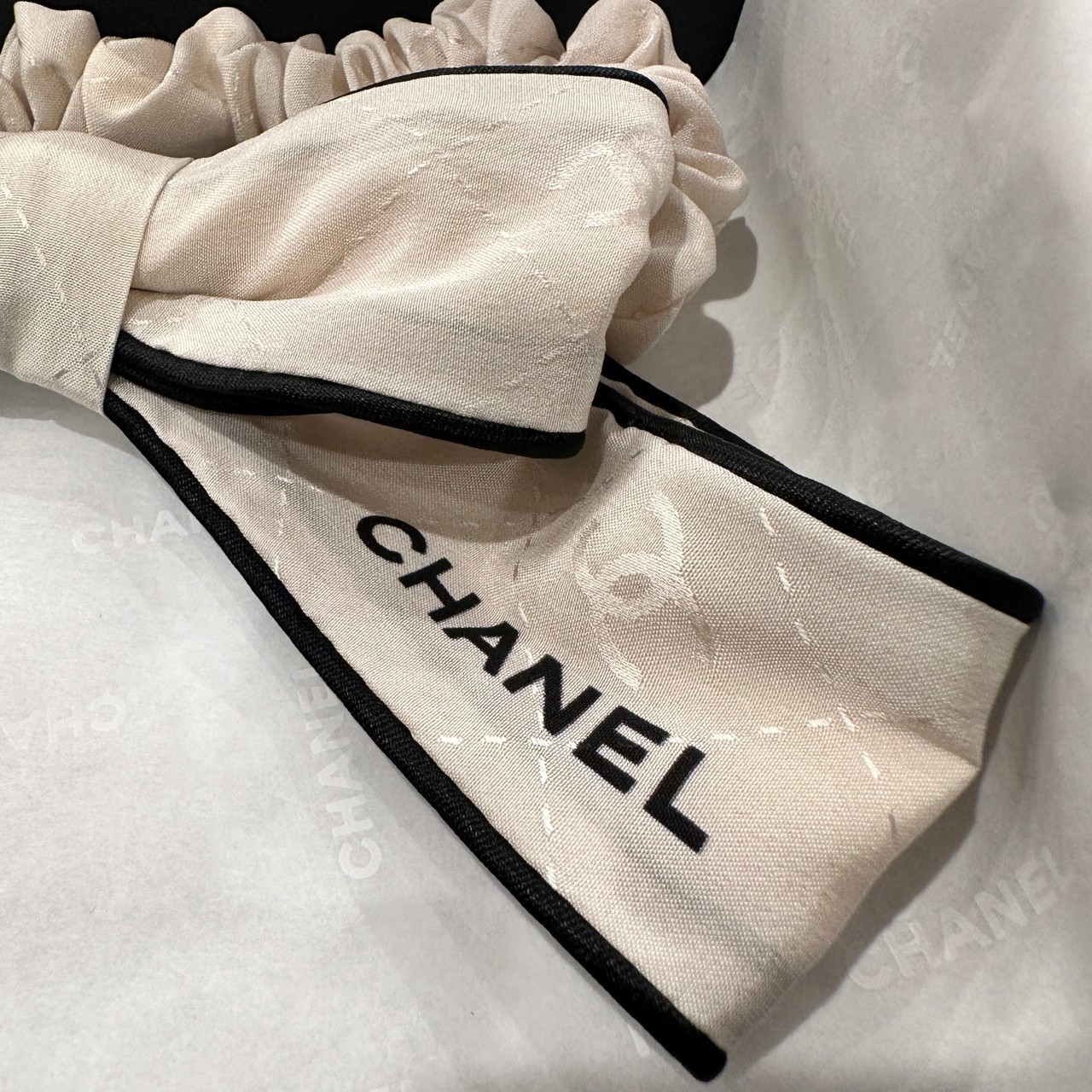 手元あり!国内発送*CHANEL♡23C リボン シュシュ ホワイト 手元あり!国内発送*CHANEL♡23C リボン シュシュ ホワイト 財布