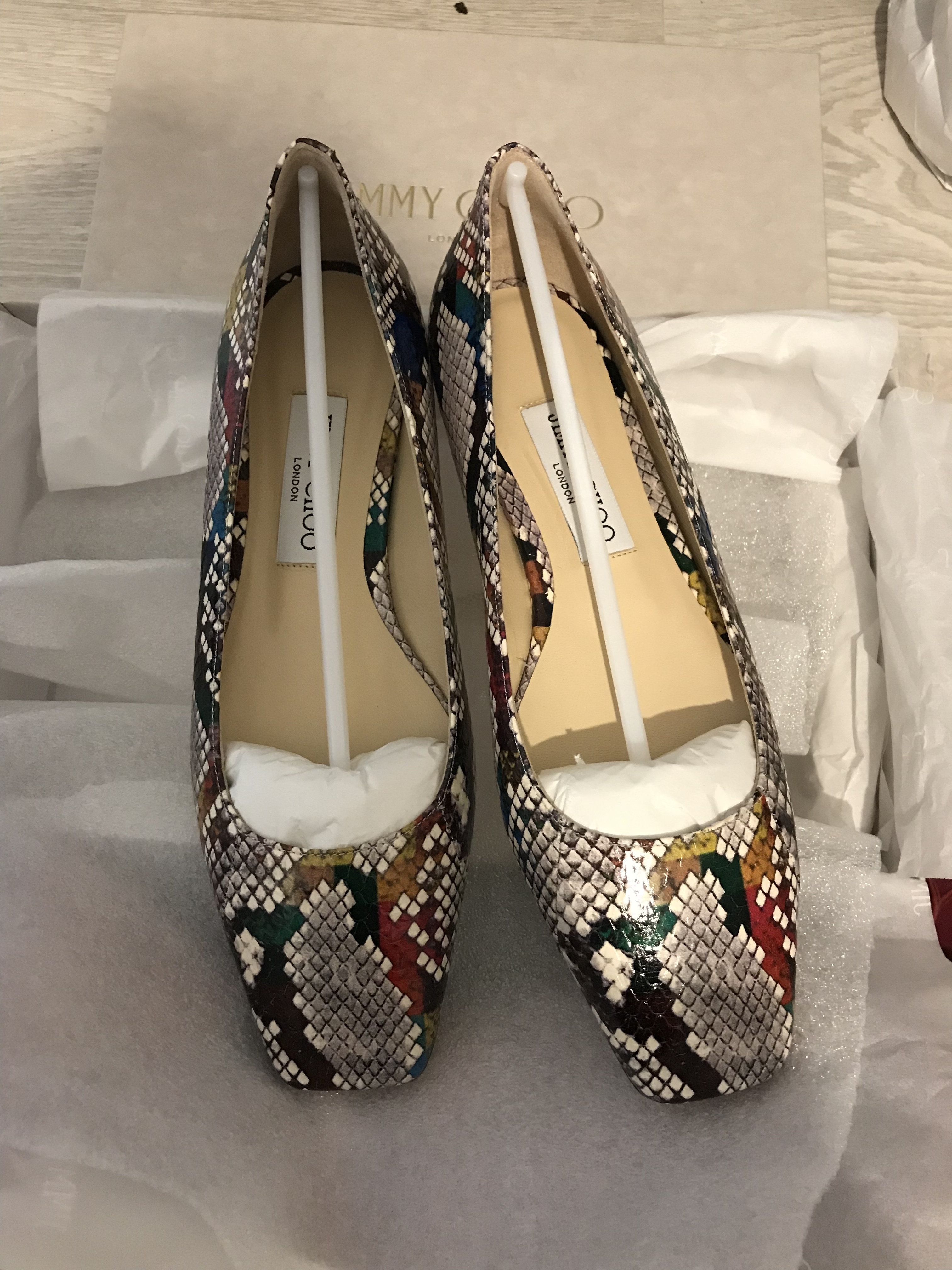 Jimmy★Choo(セールで破格)オシャレJCロゴ入りMirele/Rainbow