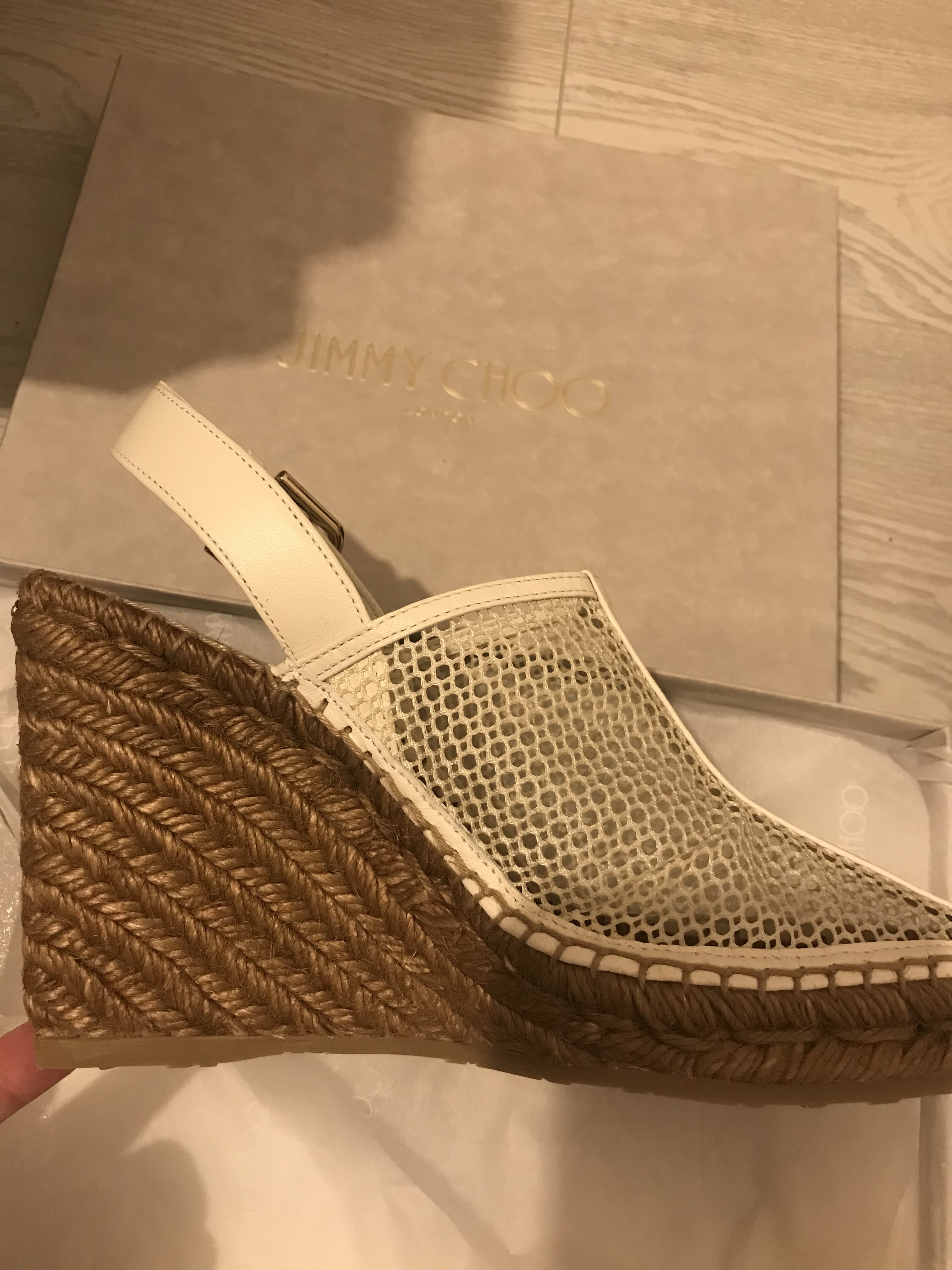 Jimmy★Choo(セールで破格)春夏に最適DAKORI110/Latte/Logo