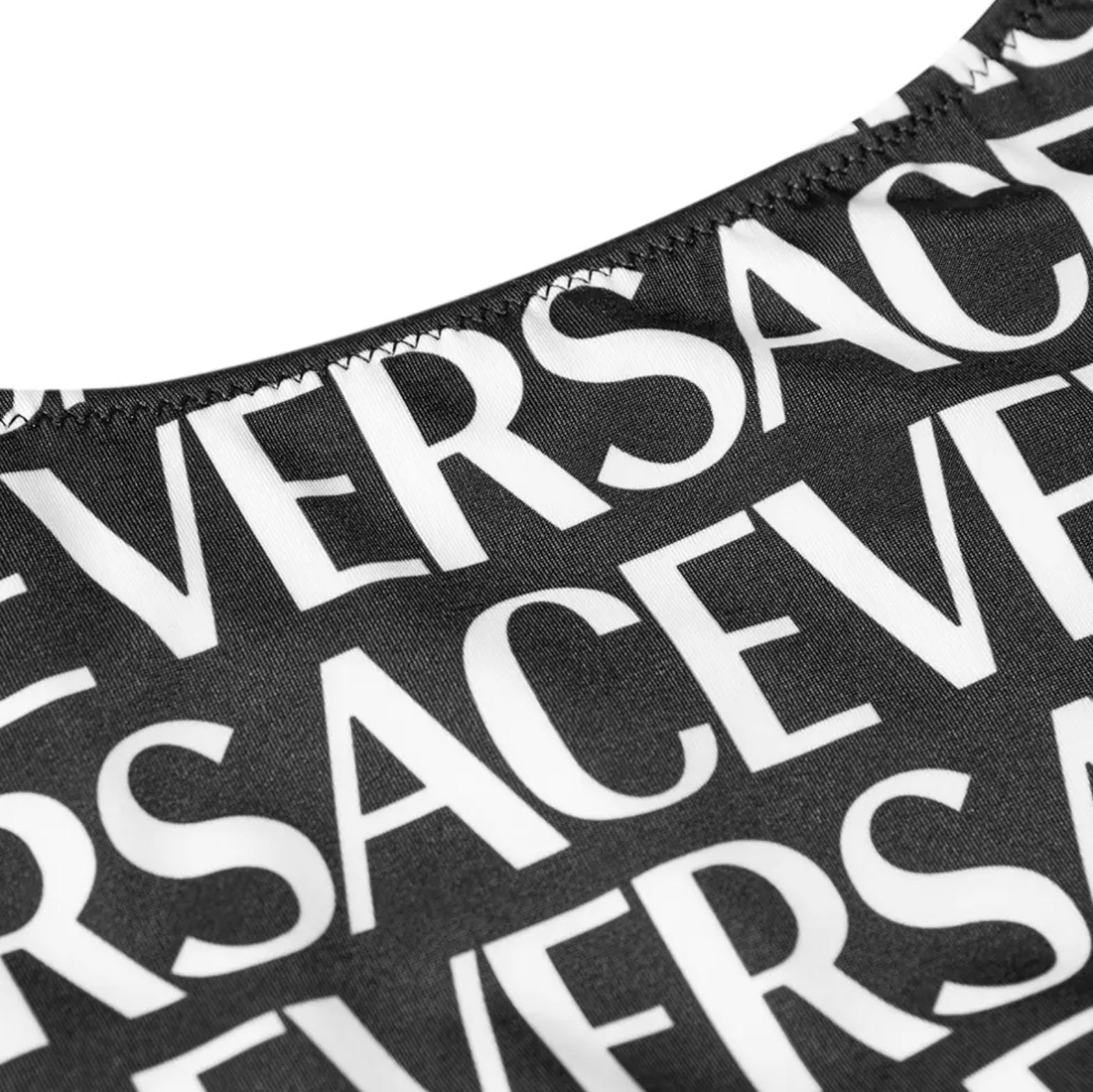 【VERSACE】ロゴ メタリック ビキニ トップ☆関税込 Logo metallic bikini top in gold - Versace | Mytheresa
