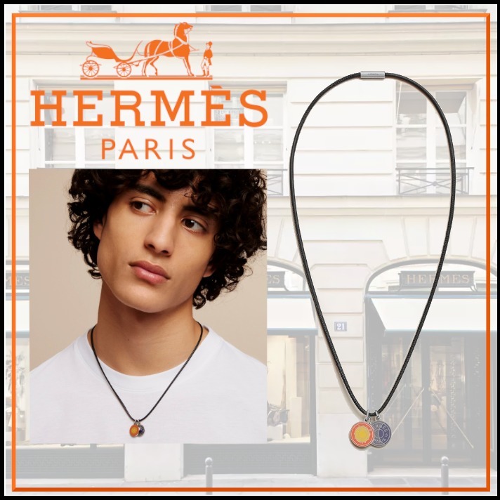 太陽と月を表現 コーデのポイントにHermes\tEclipseネックレス