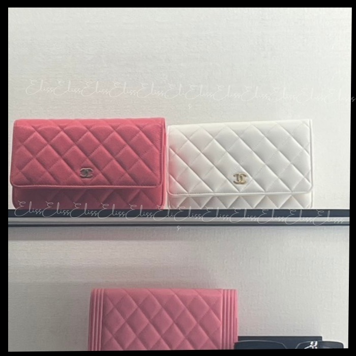 新作【鮮やかカラー】CHANELクラシックチェーンウォレット