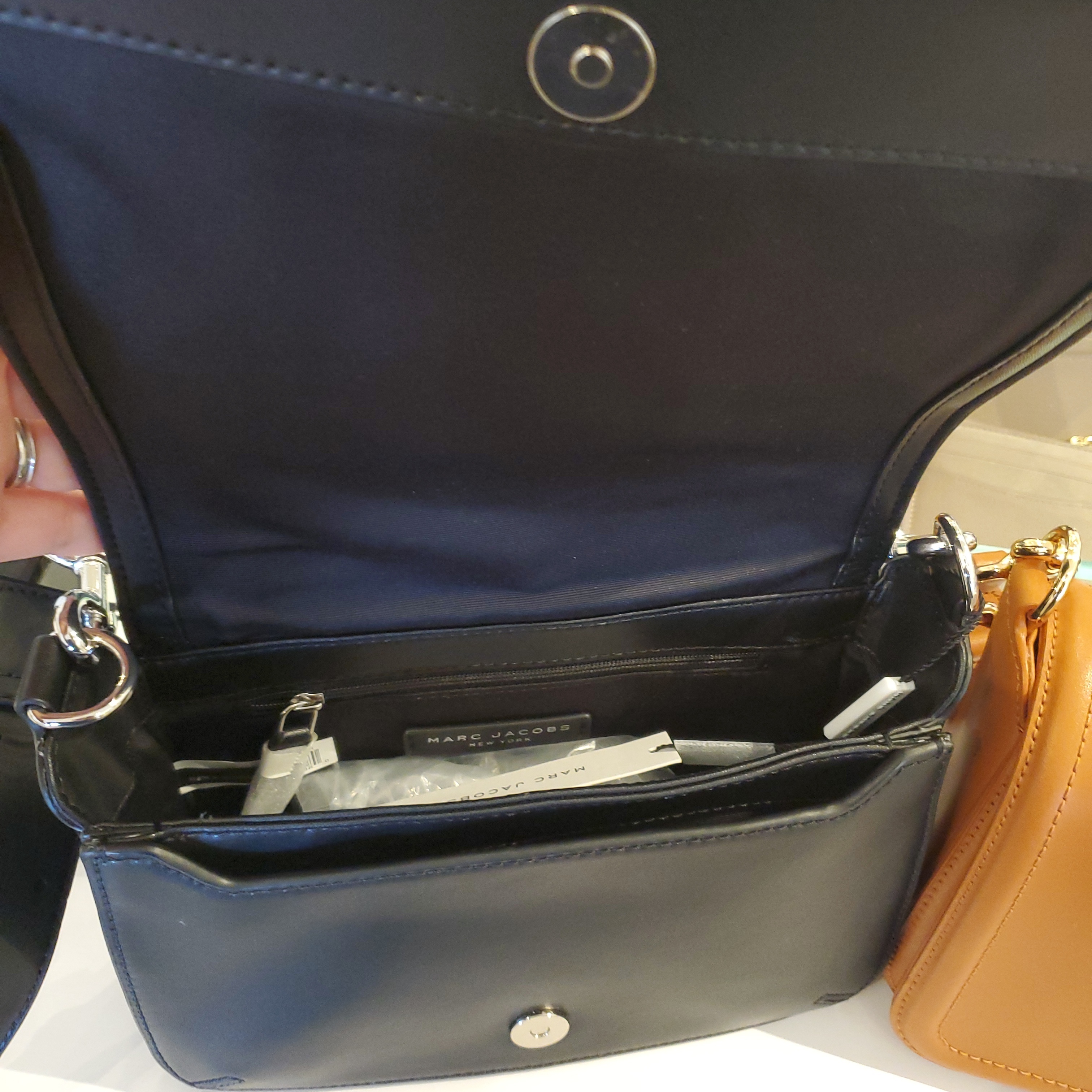 MARC JACOBS】インシグニア クロスボディメタルロゴ フラップL