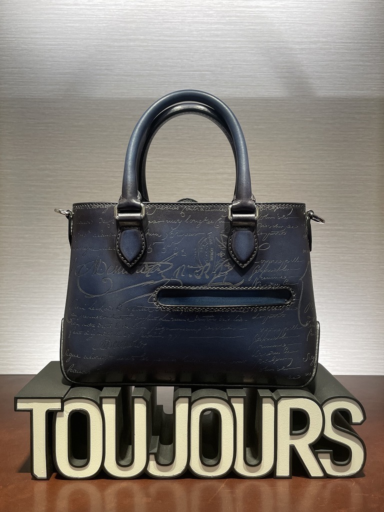【Berluti】Toujours Gulliver Scritto メッセンジャーバッグ BERLUTI】Tojours ガリバー スクリット メッセンジャーバッグ