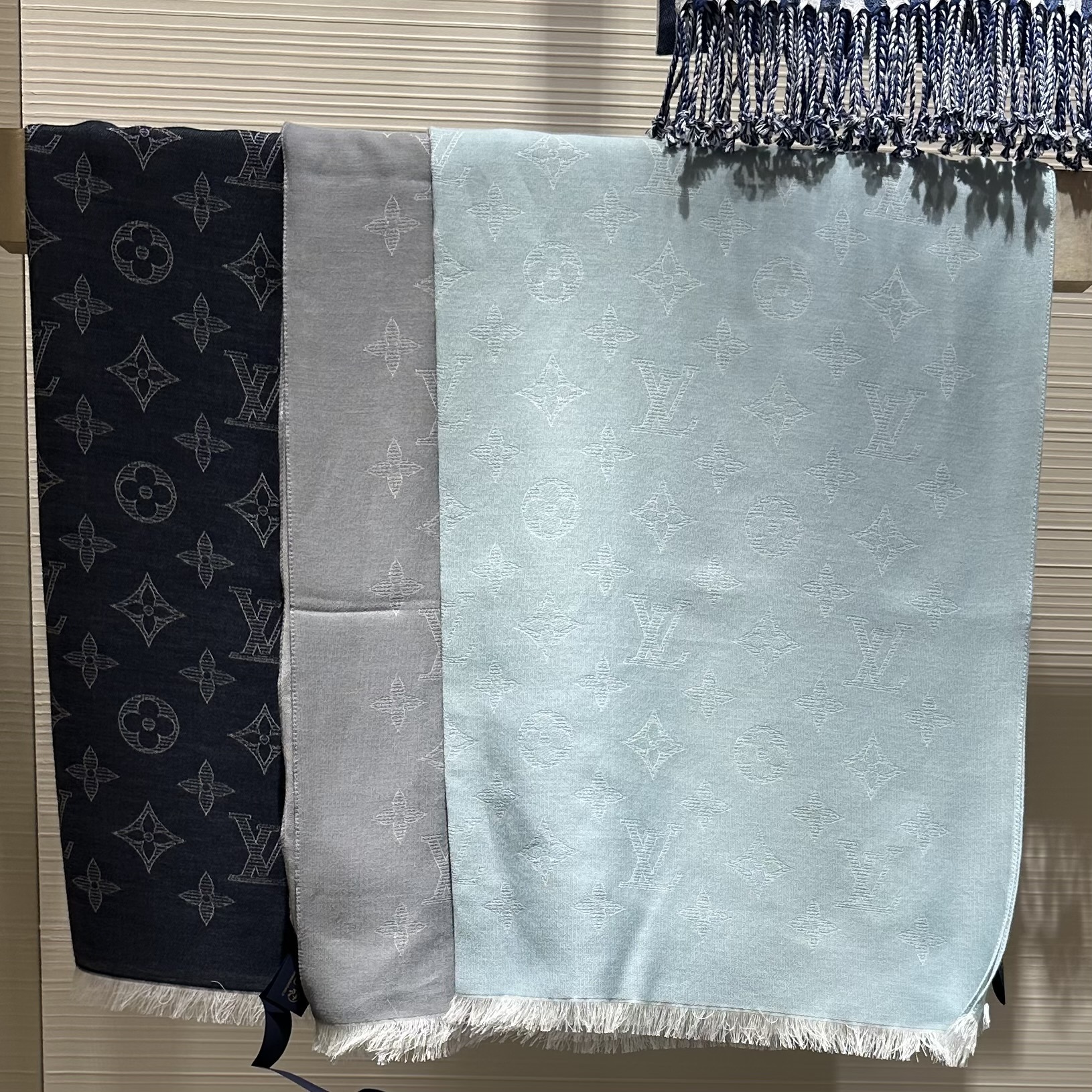 Louis Vuitton ★ エトール・モノグラム シャドウ ★ ストール