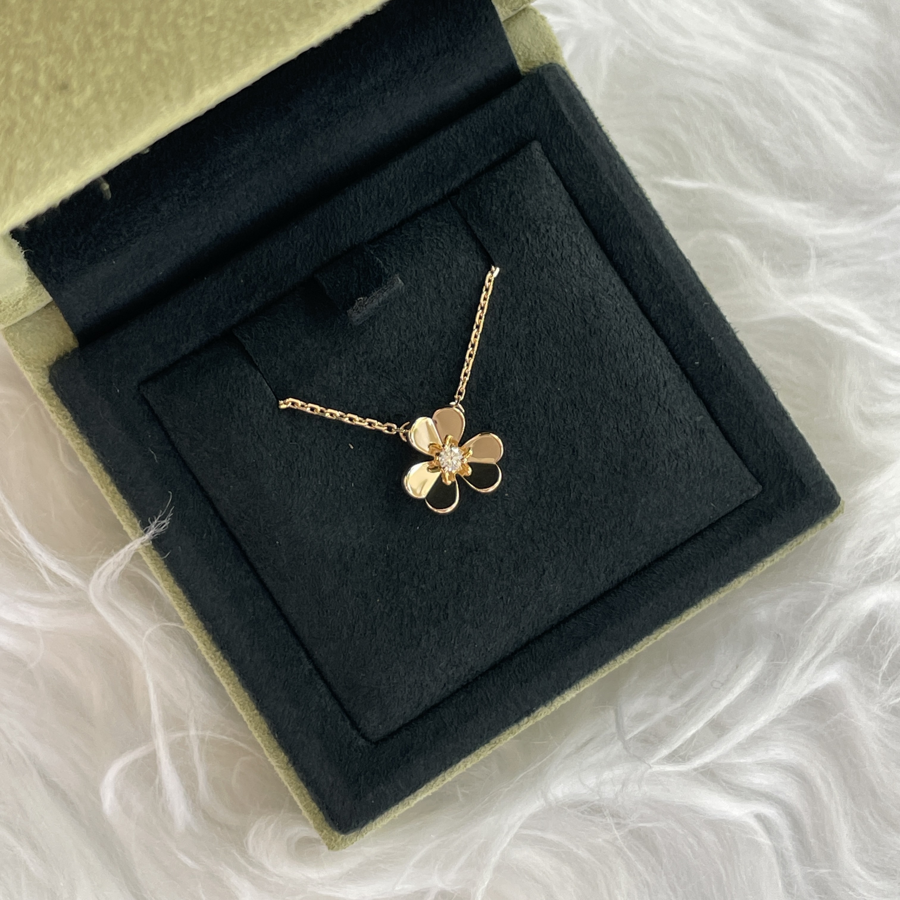 【Van Cleef &Arpels】フリヴォルミニモデル◇Frivole necklace