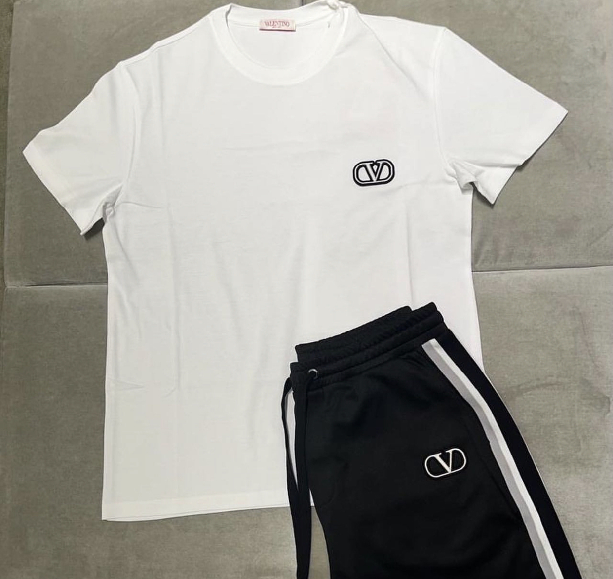 【VALENTINO】23SS Vロゴ シグネチャーパッチ コットン Tシャツ