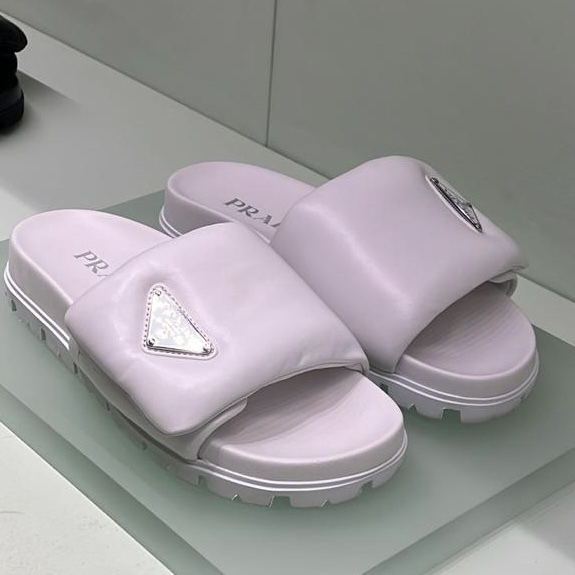 入手困難◇PRADA◇プラダ スライドサンダル 軽い履き心地 レザー