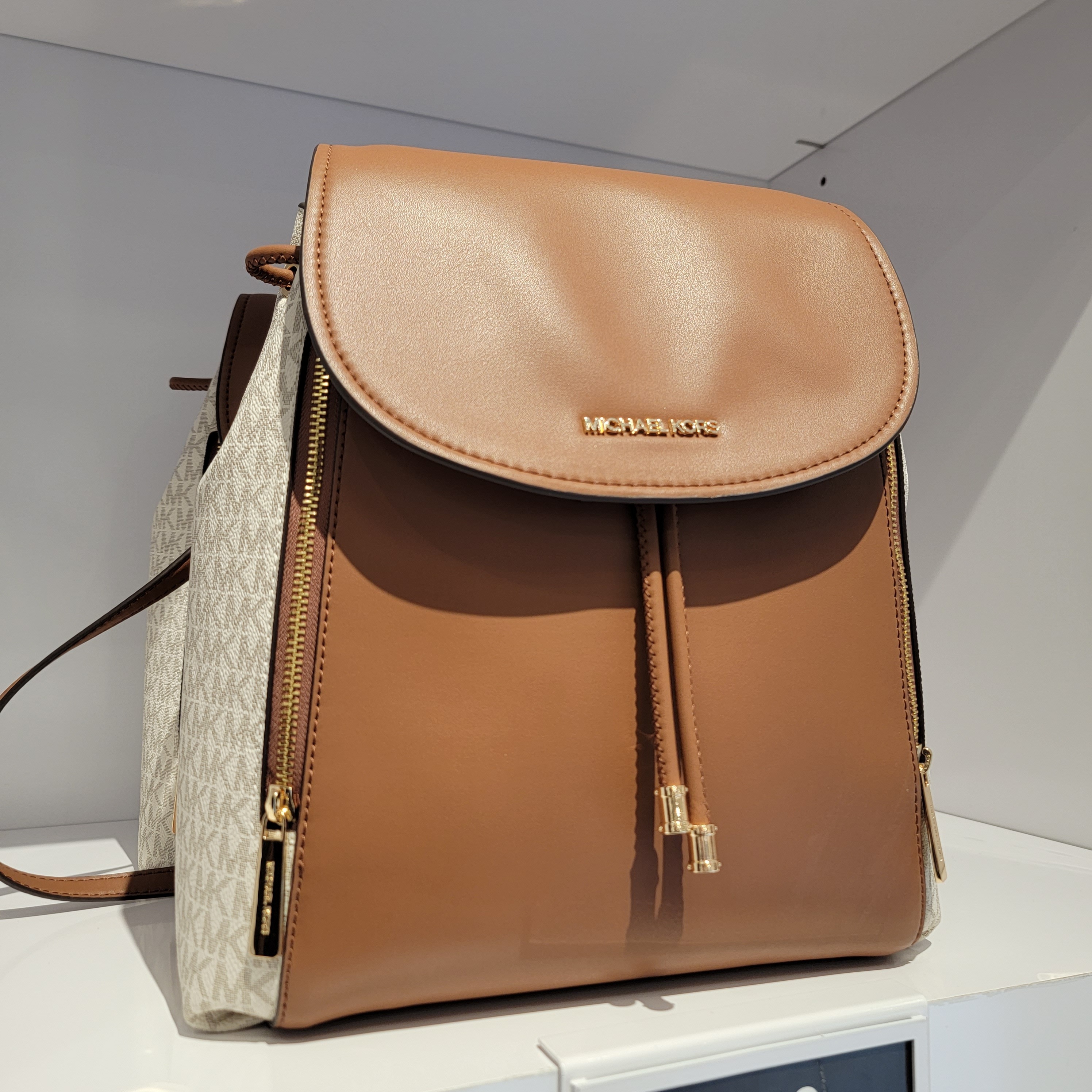【Michael Kors】PHOEBE MD FLAP DRWSTG BACKPACK★送料無料!!