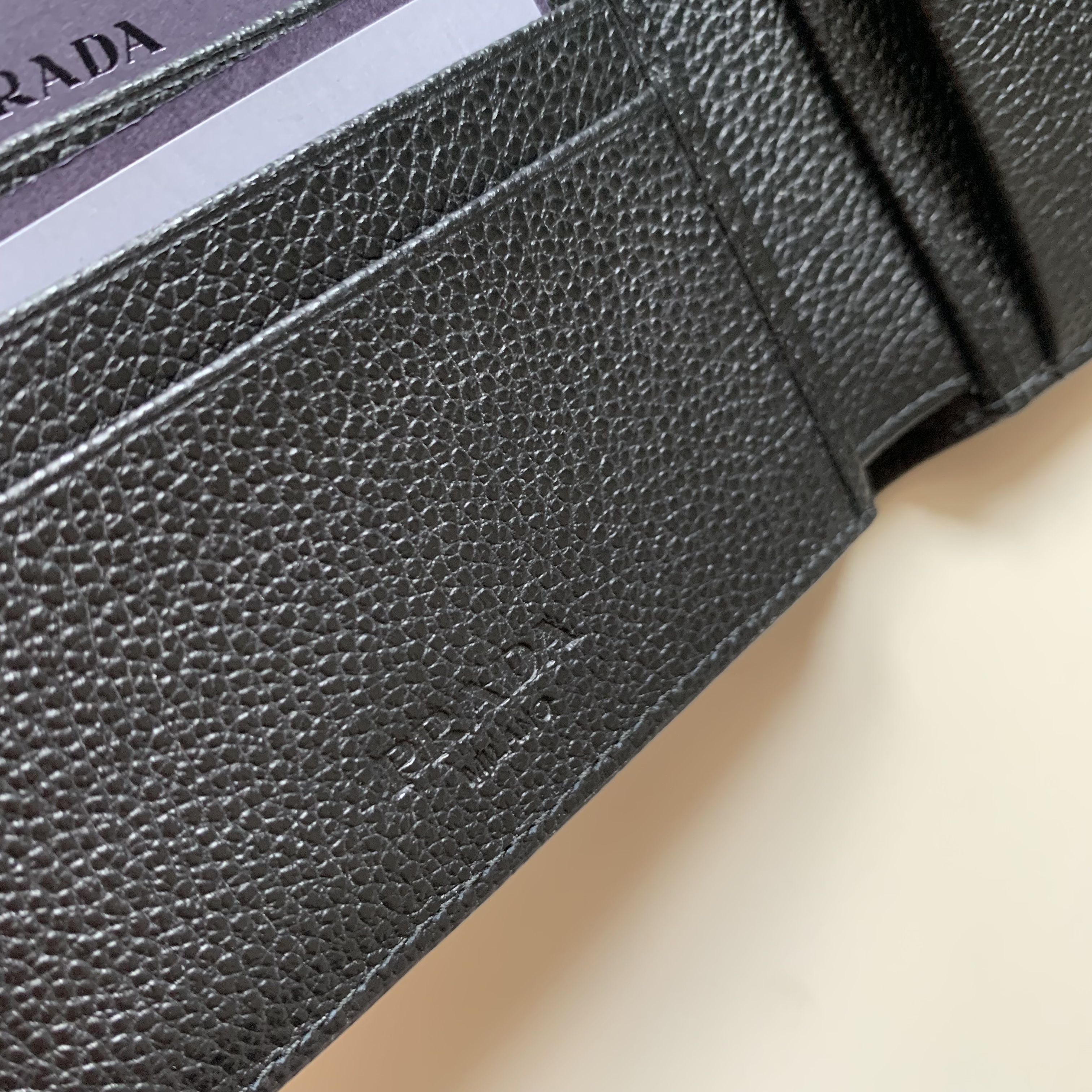 《PRADA》メタルロゴ☆v.micro grainコインケース付折り畳財布