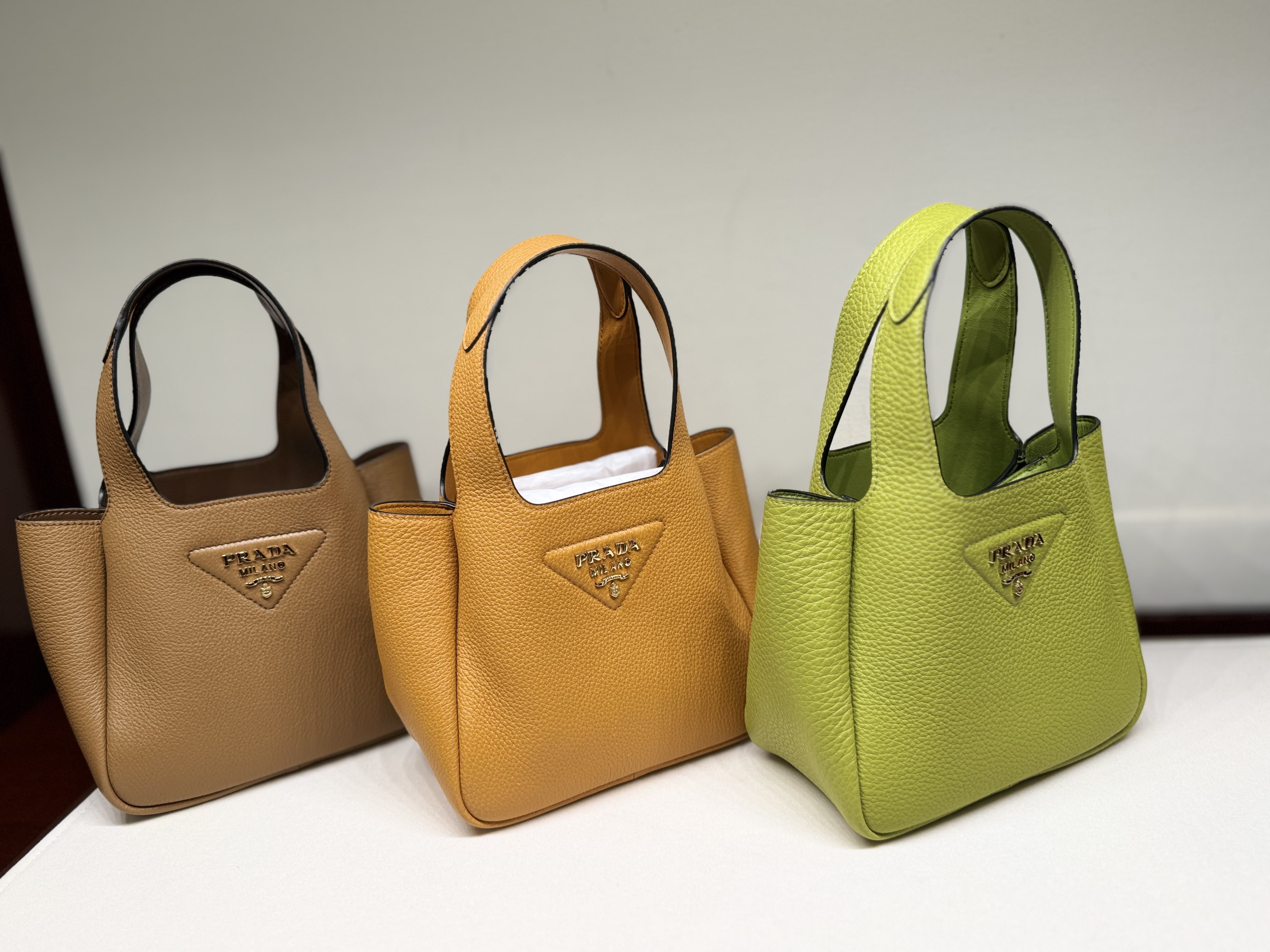 PRADA【入手困難】大人気 ☆レザー ハンドバッグ☆ 全色 (PRADA