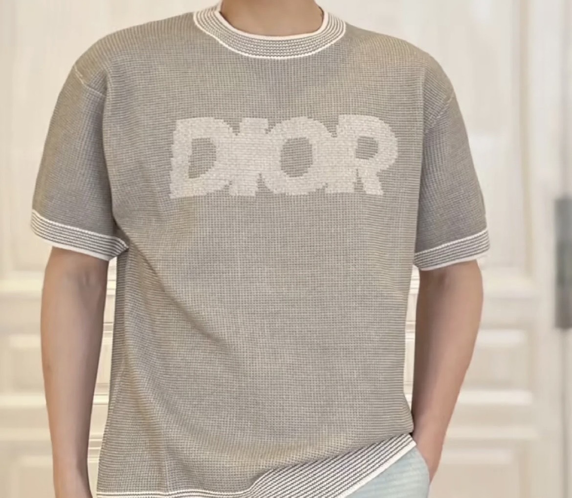 夏らしい素材感 大きめのシンプルロゴがいい\tDior\tニット