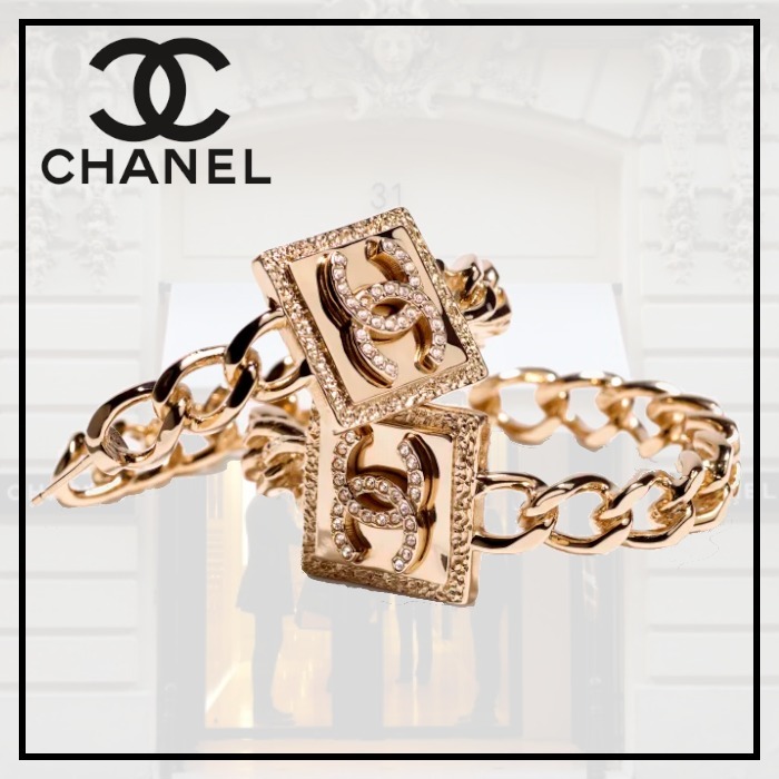 ロゴが煌めく 【CHANEL】チェーンフープ ピアス 日本限定 レディース