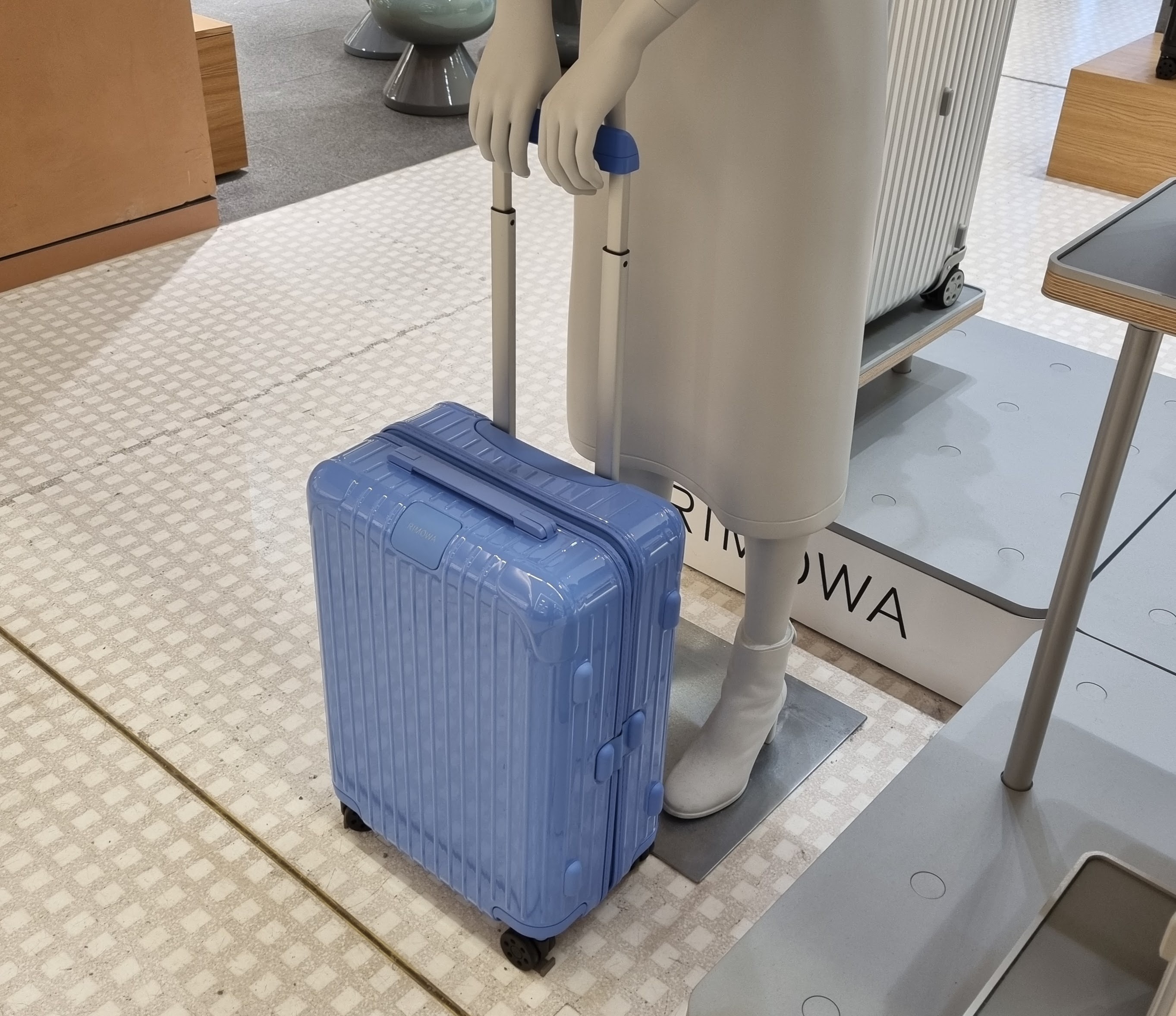 関税込】ESSENTIAL Cabin 36L (RIMOWA/スーツケース・キャリー