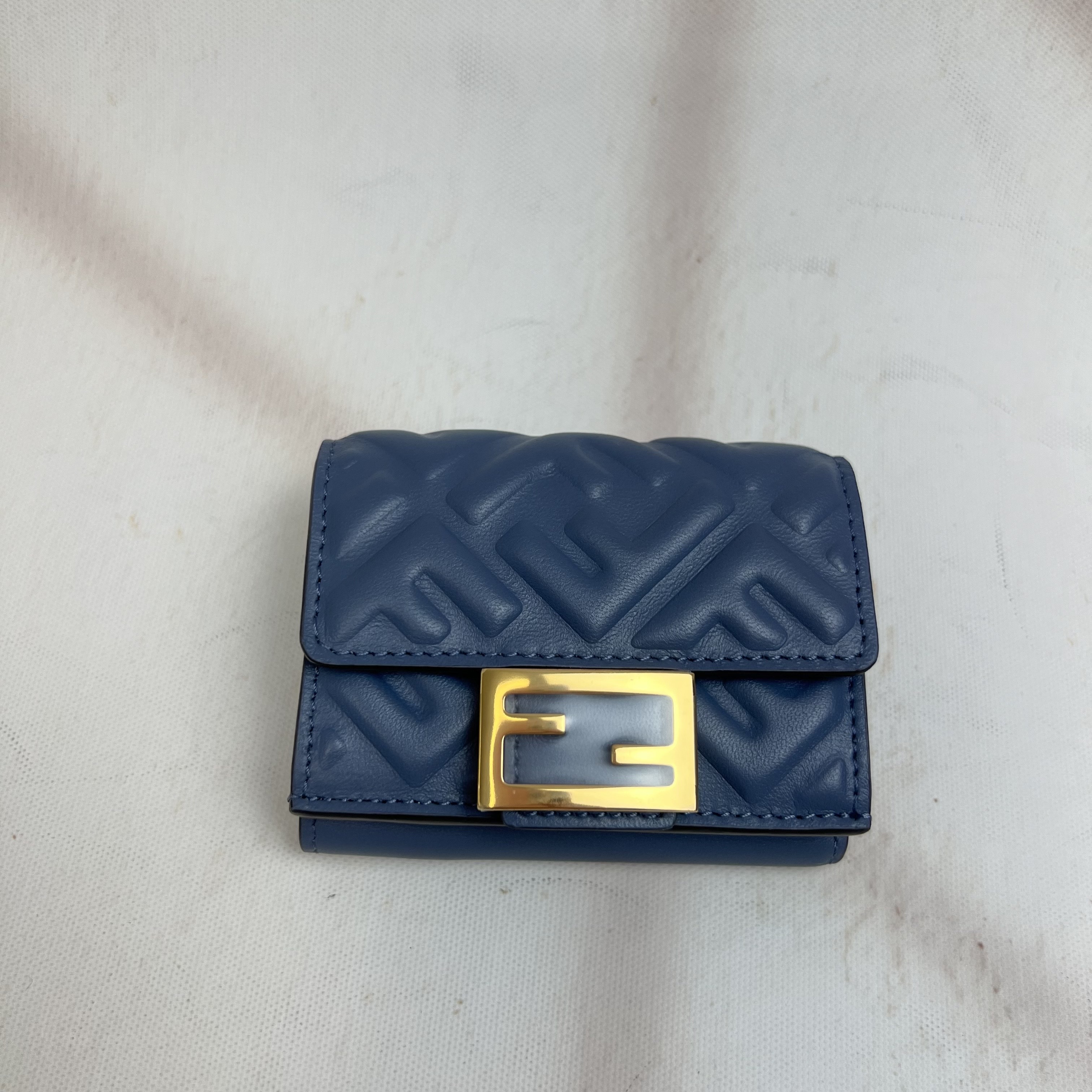 ☆人気☆【FENDI】☆FFバケット マイクロ 二つ折り 財.布☆ ☆人気☆【FENDI】☆FFバケット マイクロ 二つ折り 財.布☆ 財布