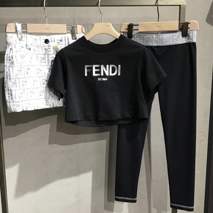 ★大人もOK★【FENDI】★クロップド丈 Tシャツ関税送料込