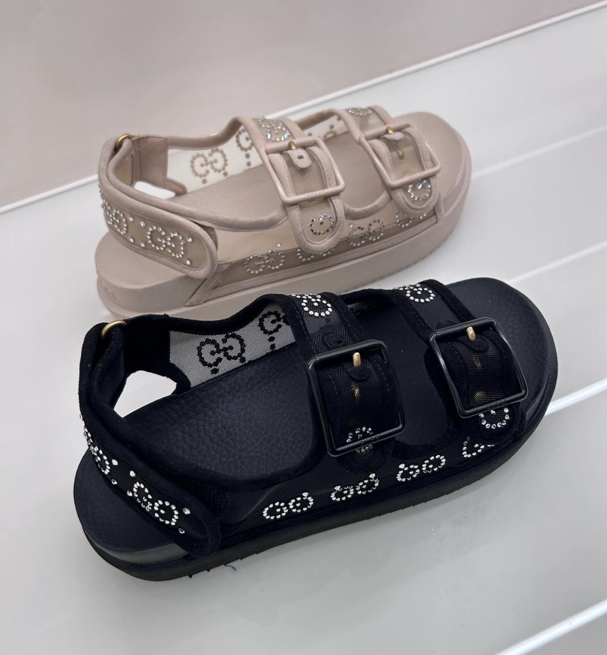 【GUCCI】クリスタル付き GG ウィメンズ サンダル