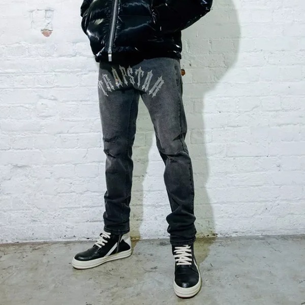 Trapstar London 背面のロゴが◎Diamante Archブラックジーンズ Trapstar London 背面のロゴが◎Diamante Archブラックジーンズ