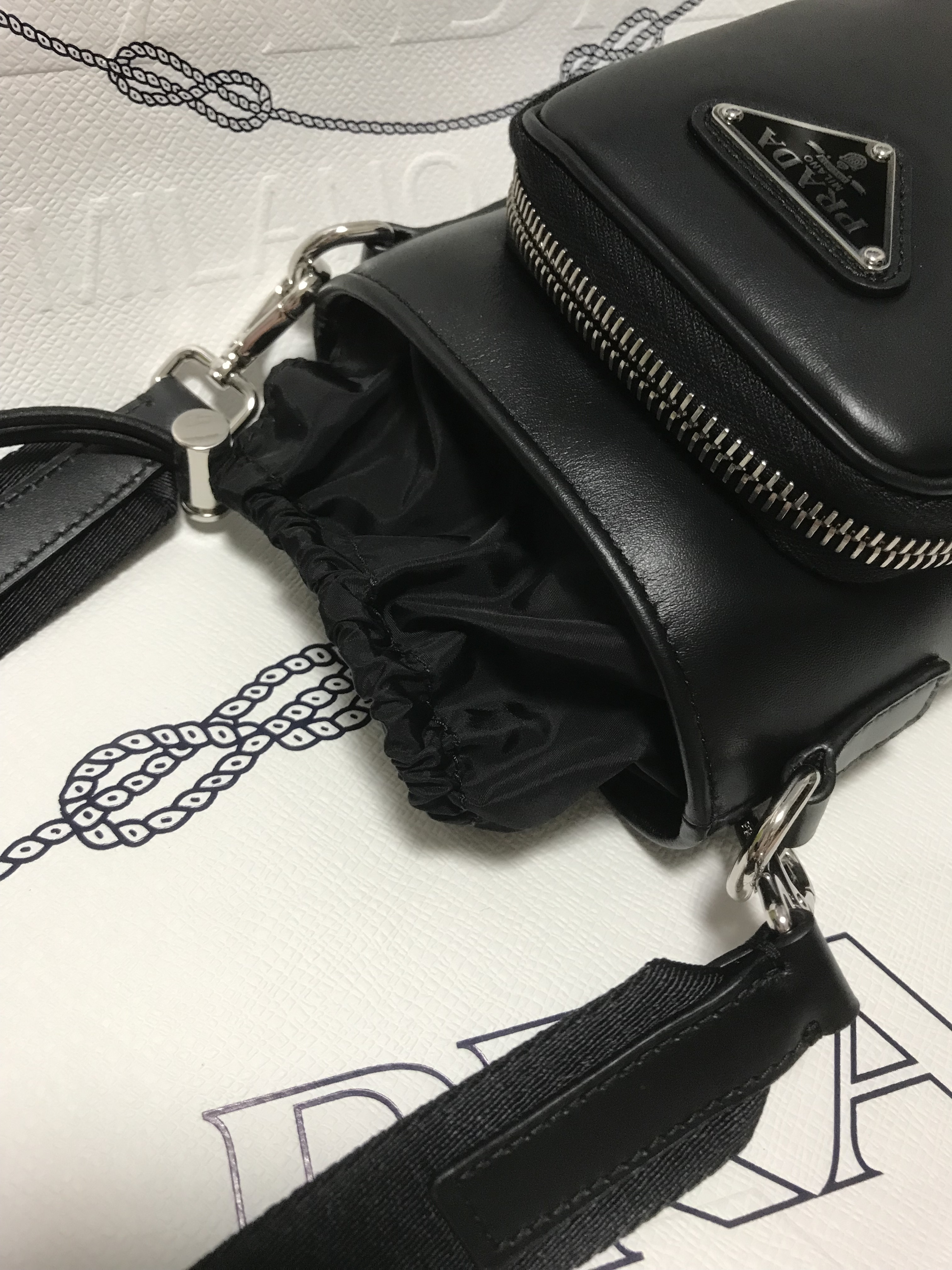 国内即発 レザー スマホケース ショルダー付 ギフト箱 プラダ