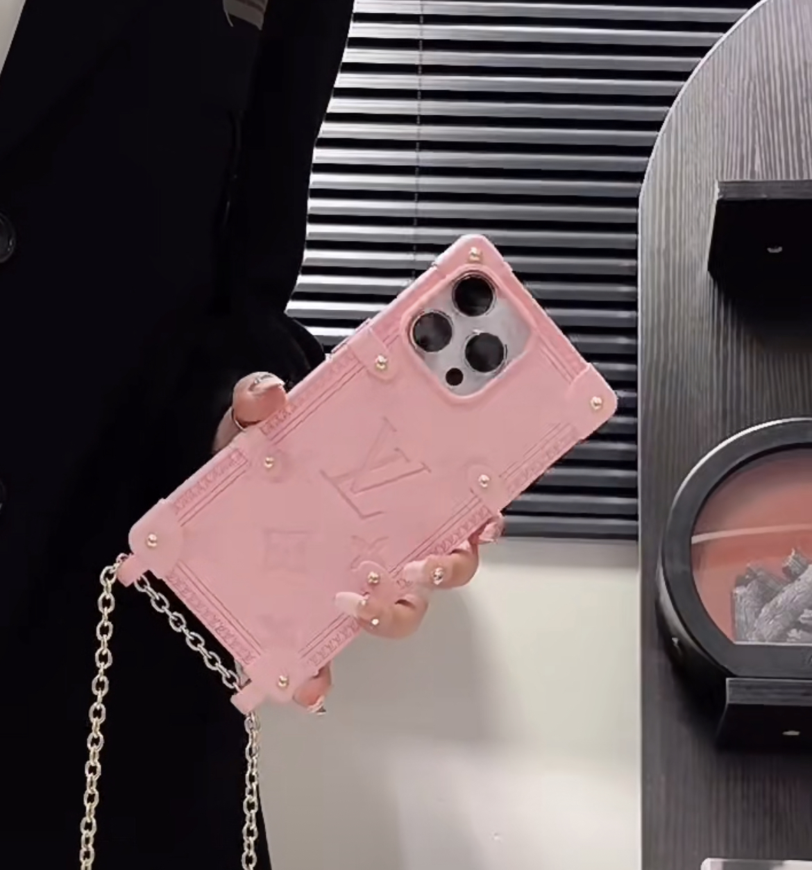 LOUIS VUITTON リ・トランクiPhone14pro ピンク新品