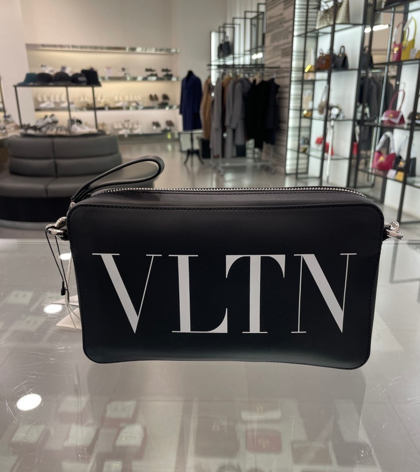 ☆送料・関税込☆VALENTINO☆レザー ショルダーバッグ☆