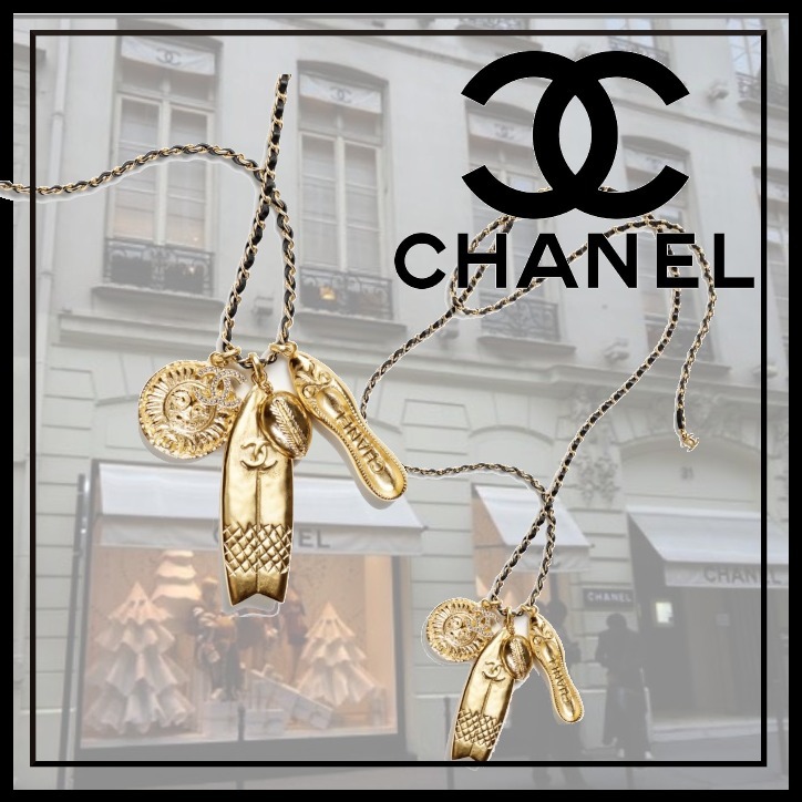 サーフボードモチーフが可愛いCHANELロングペンダントネックレス