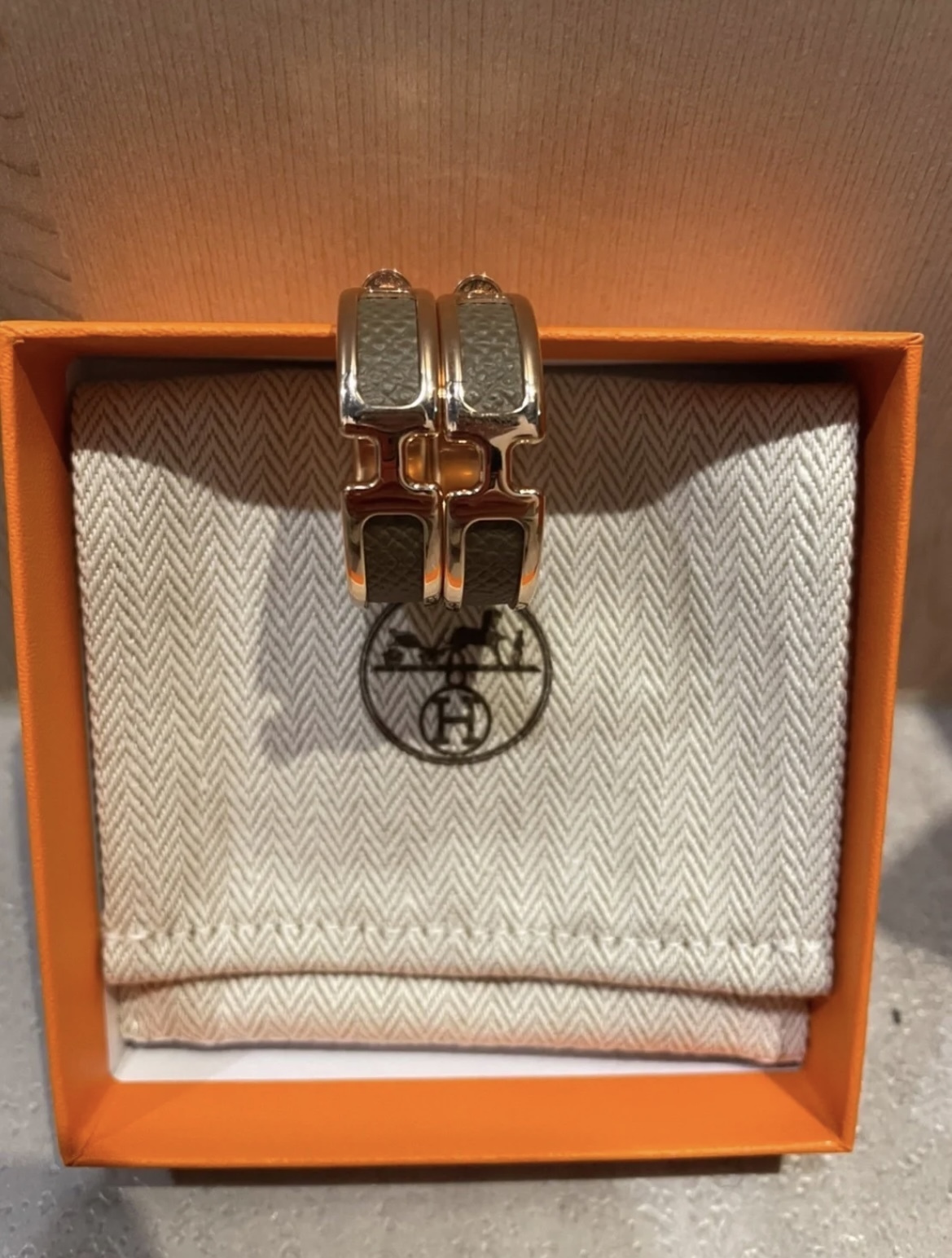 【耳元もレザーで上品に♪】HERMES★オランプ ピアス 耳元もレザーで上品に♪】HERMES☆オランプ ピアス