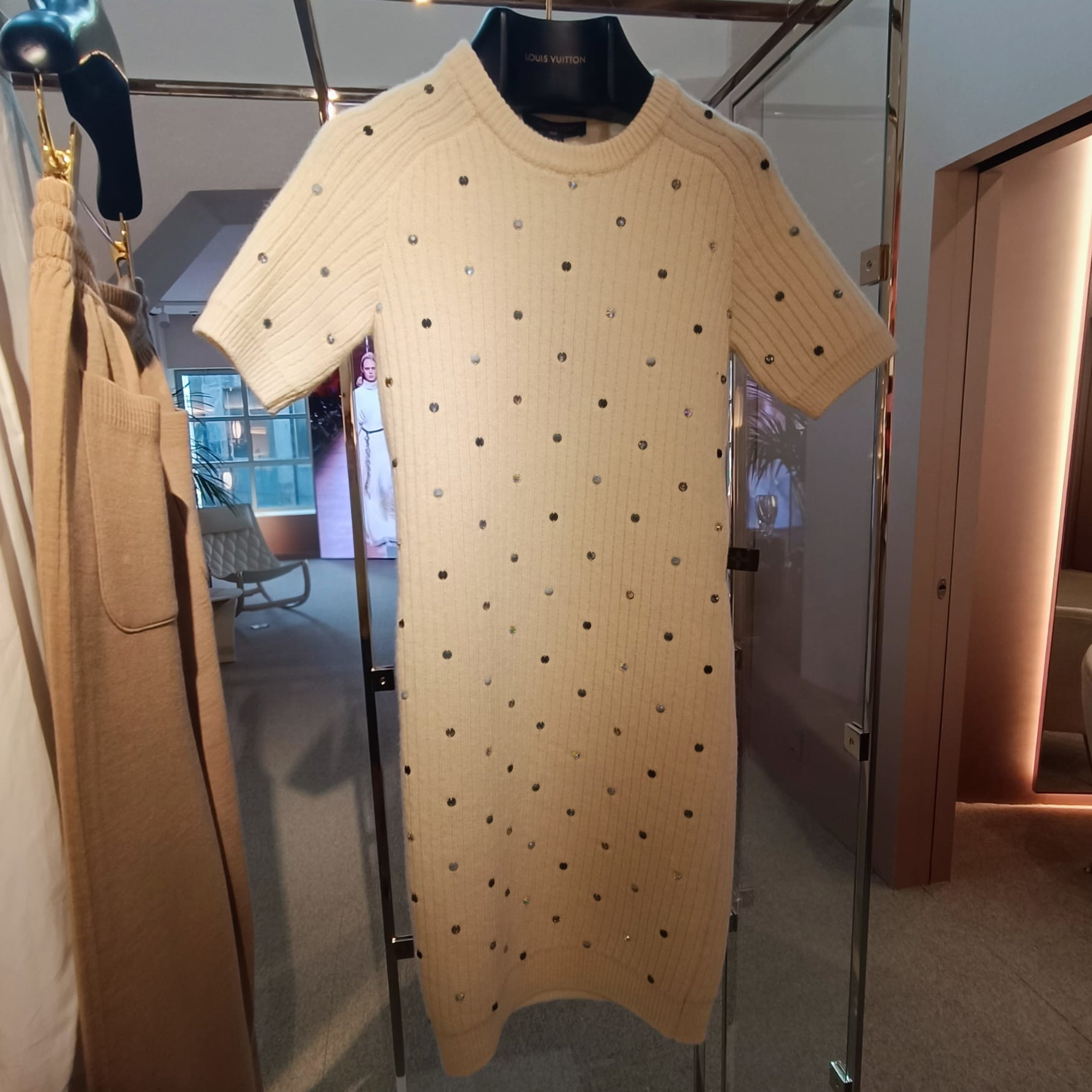 【上品で素敵♪】Louis Vuitton★リブニットドレス Louis Vuitton《リブニットドレス》白 ウール/カシミヤ DHL 直営