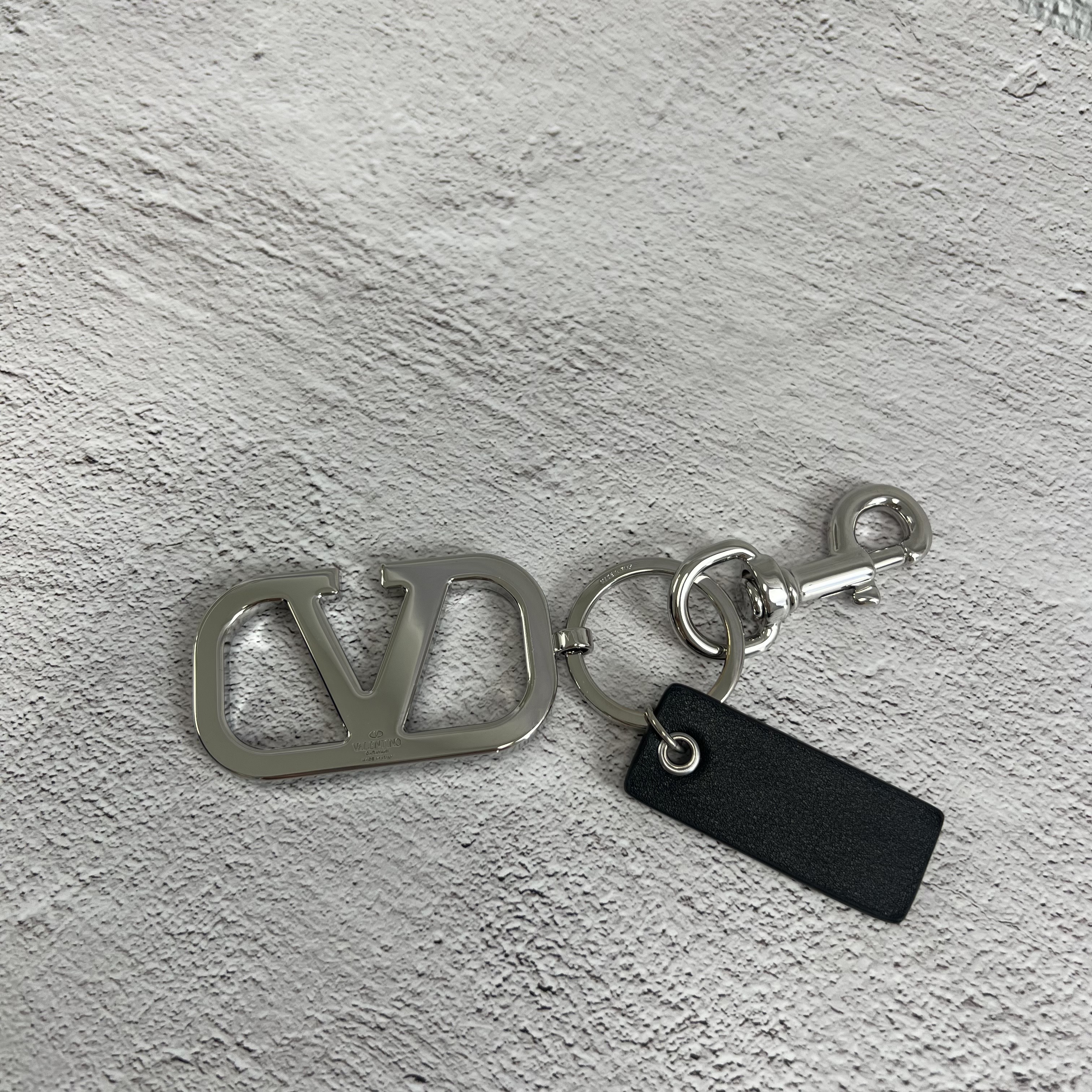 ☆送料関税込☆【VALENTINO】チェーン付き Vロゴ キーリング ☆送料・関税込☆VALENTINO☆ロゴキーリング☆