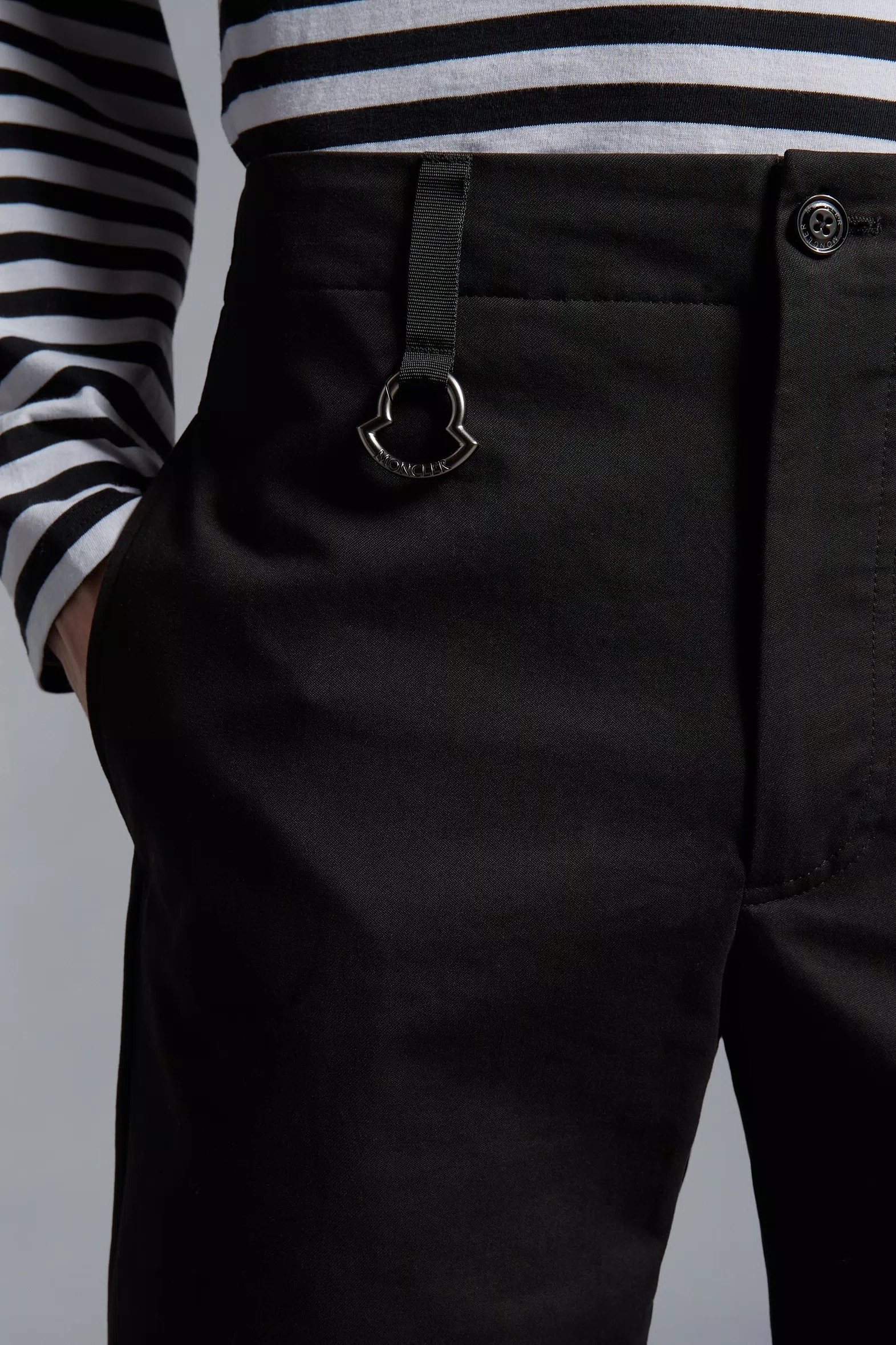 MONCLER ベルト付きギャザーパンツ 大人気 数量限定 MONCLER】ギャバジンショーツ パンツ・ボトムス