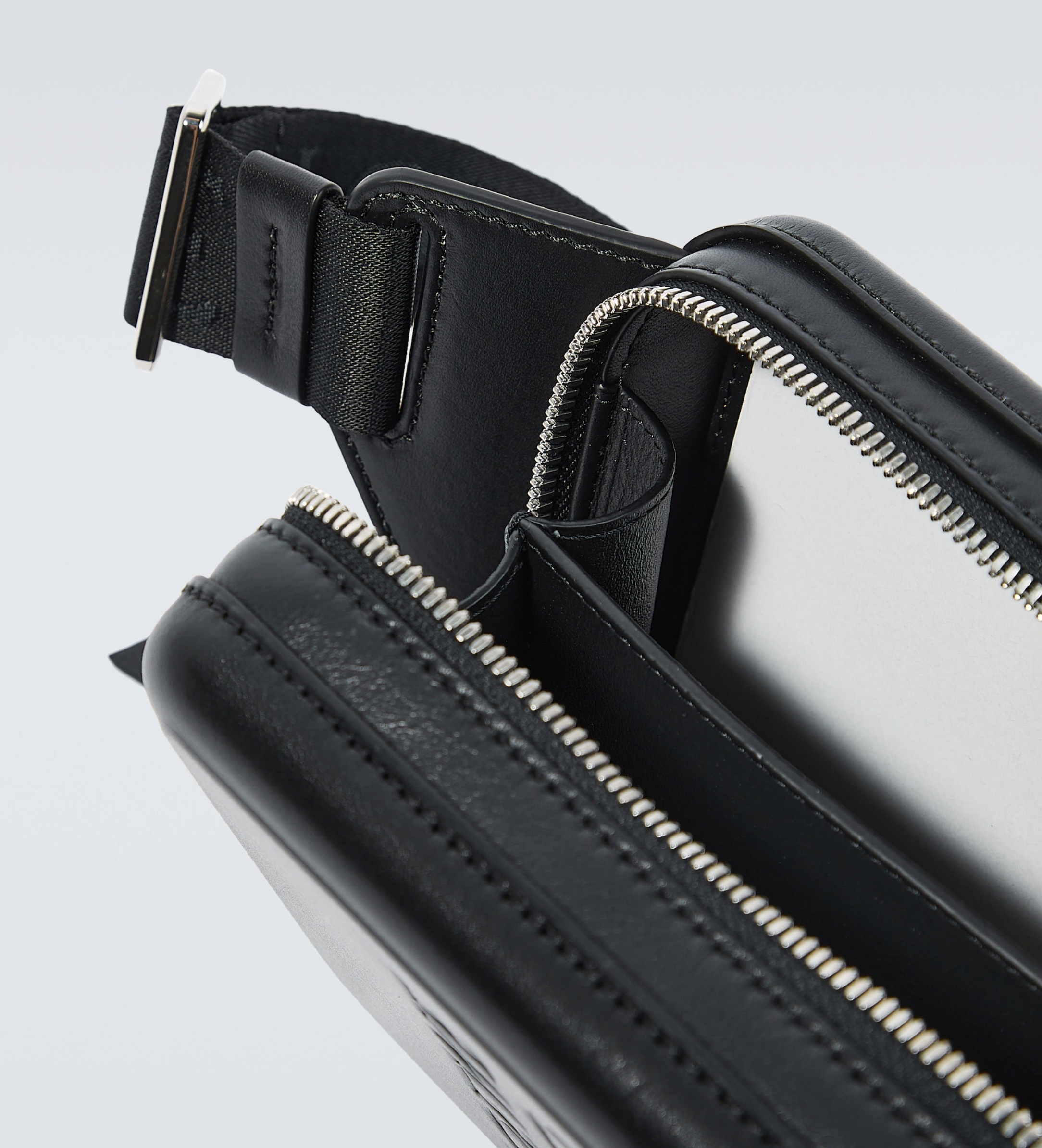 LOEWE】ロエベ モールデッド スリング スムースカーフ