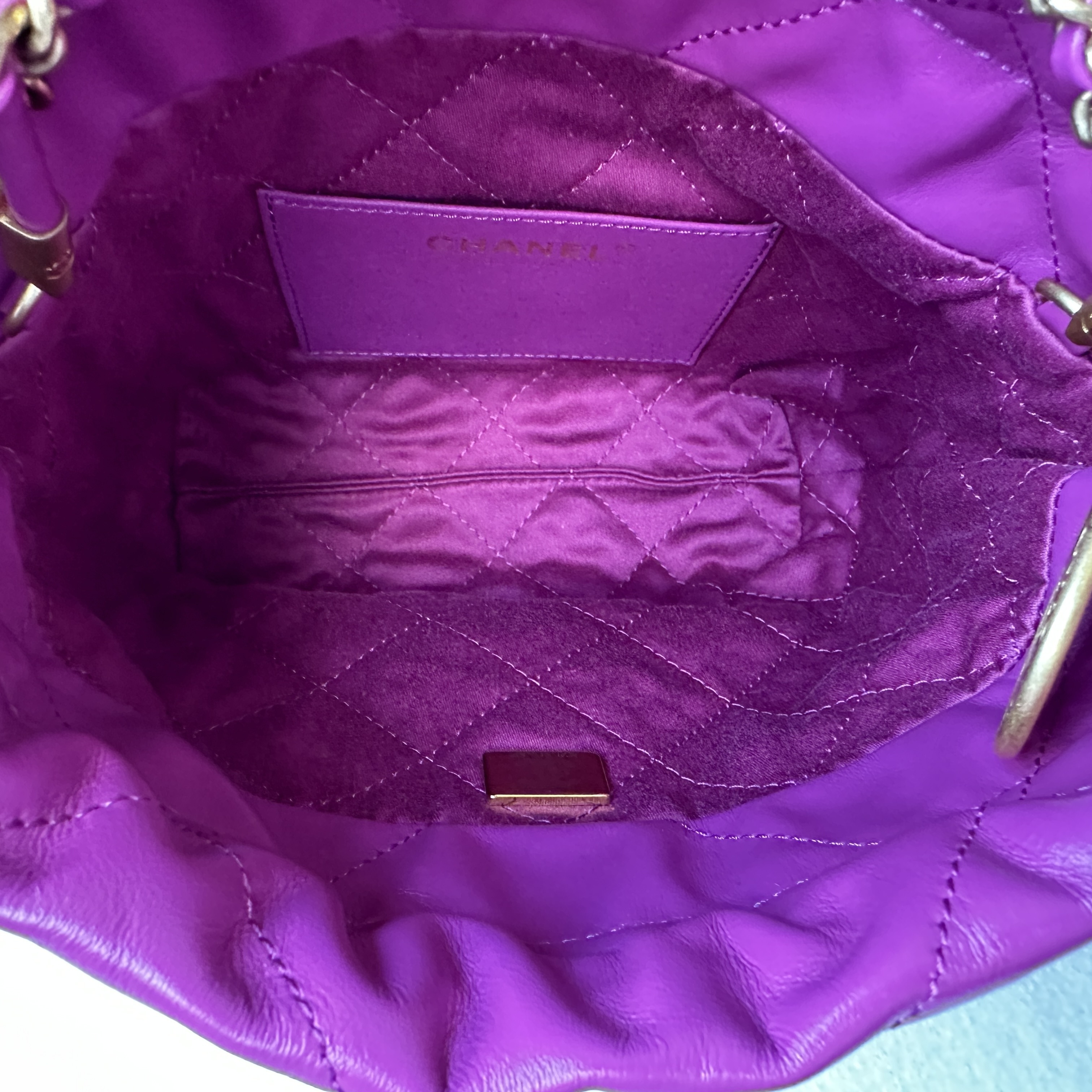 国内発 すぐ届く《CHANEL》CHANEL 22 ミニ 差し色に！