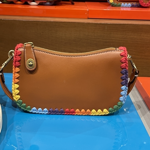 バッグ・カバンその他 COACH Swinger 20 With Rainbow Crochet CJ785