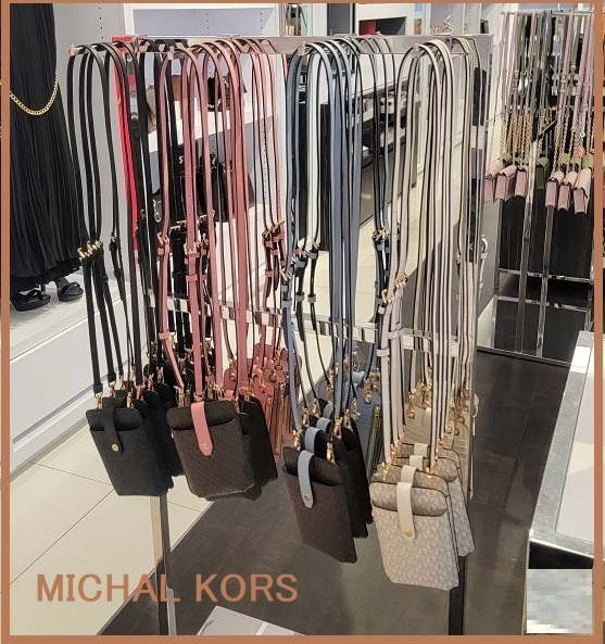 【Michael Kors】オシャレな スマホバッグ ☆コンパクトがカギ♪