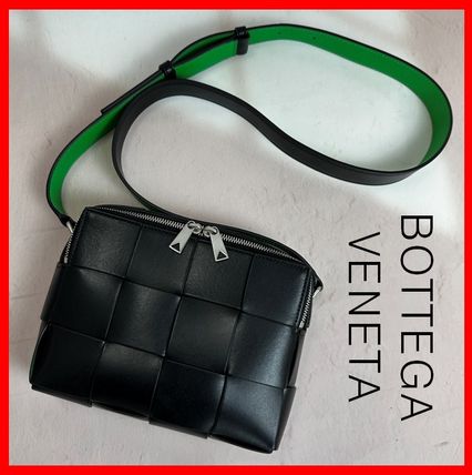 国内発送/BOTTEGA VENETA/Tech Cassette ショルダーバッグ BOTTEGA VENETA】パデッド テック カセット バッグ ミディアム