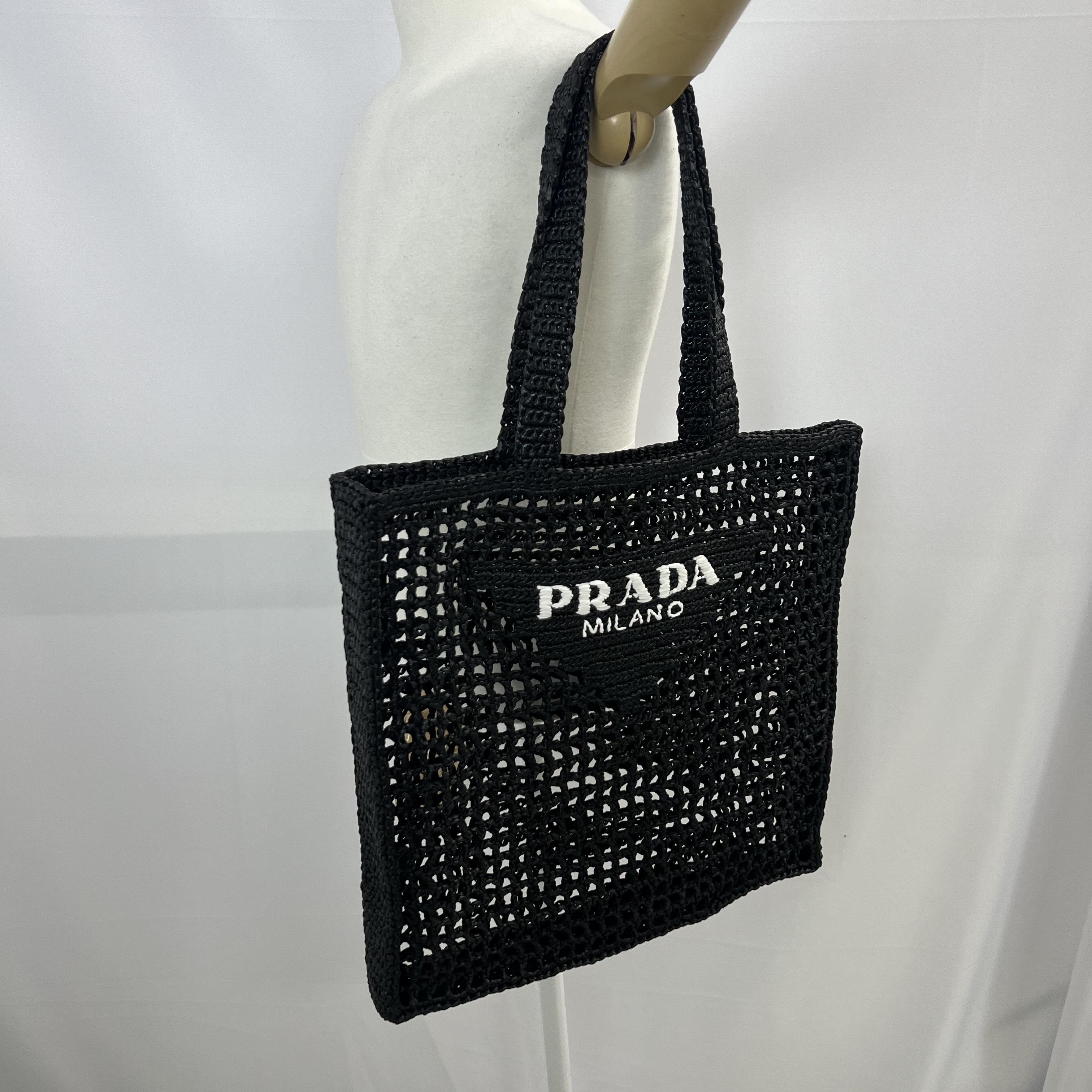 ☆送料関税込☆PRADA プラダ ロゴ入り ラフィア トートバッグ☆ ☆人気☆【PRADA】☆プラダ ロゴ入り ラフィア トートバッグ