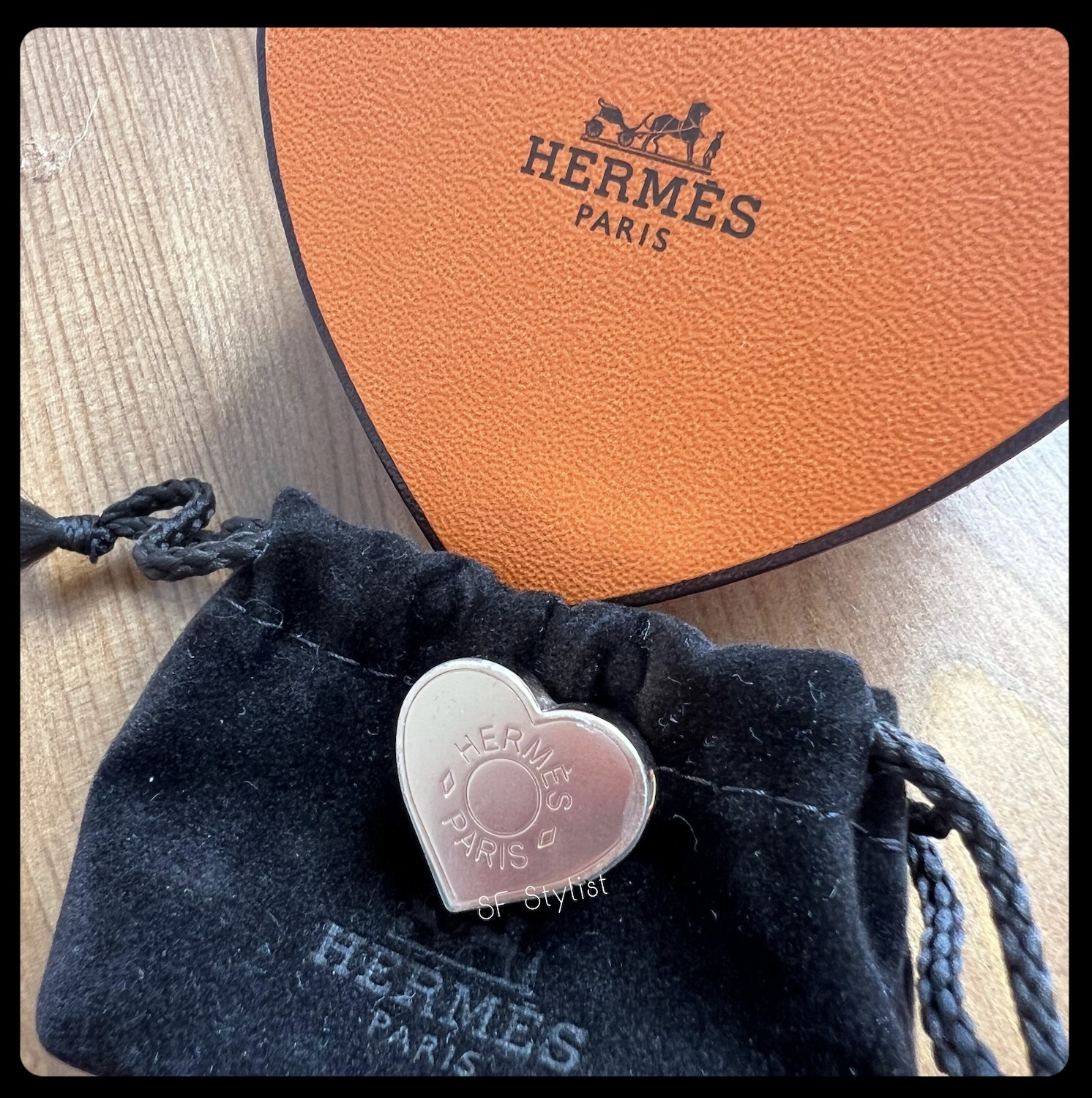 Hermes★可愛いローズゴールドのロゴ入りハート型スカーフリング