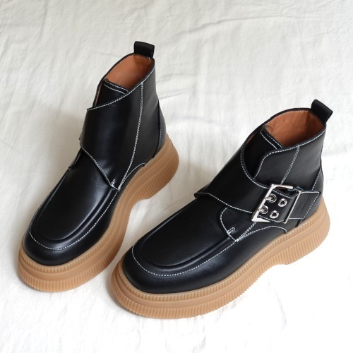 “GANNI” チャンキーラバーソールバックルショートブーツ Black