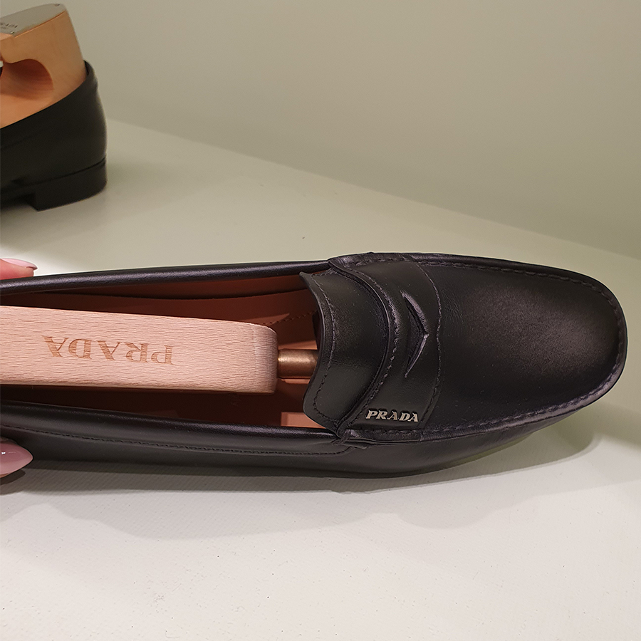 美品✨プラダ　1F890D バレエシューズ　リボン　タッセル　メタルロゴ　レザー ☆Prada☆ロゴ入り レザーリボン付 バレエシューズ (PRADA