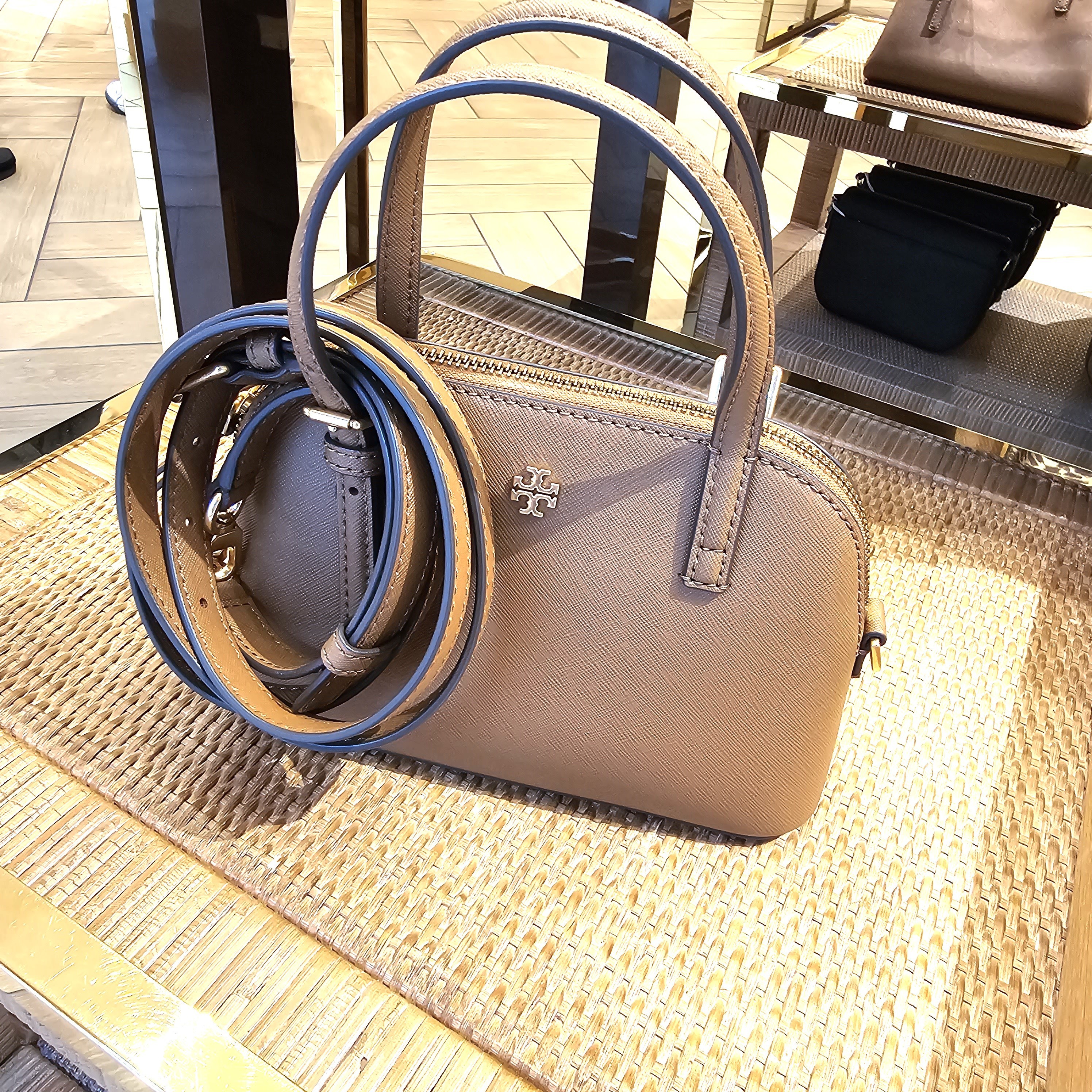 新作【Tory Burch】エレガント丁度良いサイズのショルダーバック 新作【Tory Burch】エレガント丁度良いサイズのショルダーバック